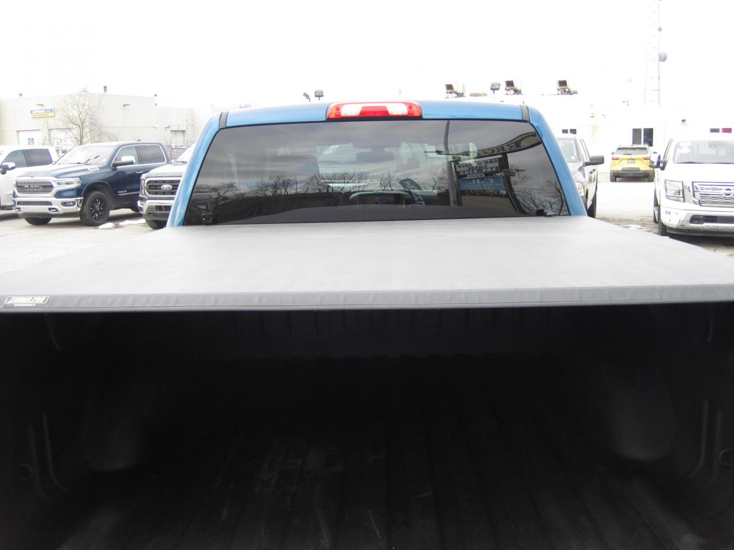 2018 blue /black Chevrolet Silverado 1500 LT Crew Cab 4WD (3GCUKRER2JG) with an 5.3L V8 OHV 16V engine, 6A transmission, located at 9530 Old Seward Highway, Anchorage, AK, 99515, (907) 349-3343, 61.134140, -149.865570 - Nice 2018 Chevrolet Silverado 1500 crew cab 4wd, come take a test drive - Photo#5