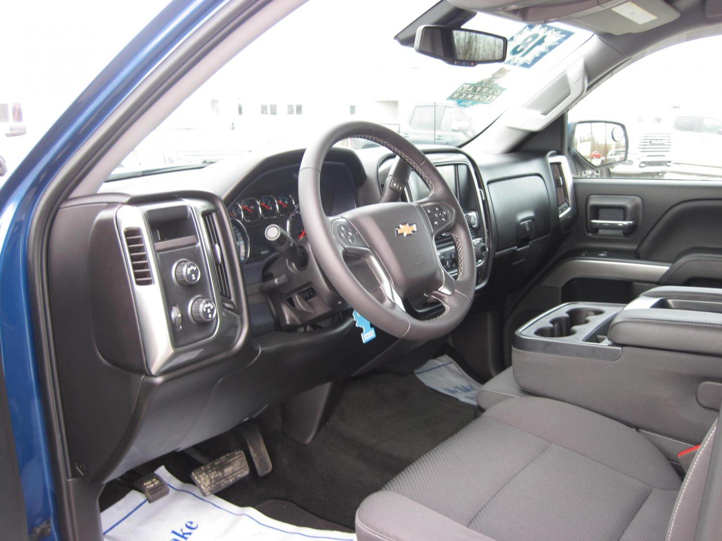 2018 blue /black Chevrolet Silverado 1500 LT Crew Cab 4WD (3GCUKRER2JG) with an 5.3L V8 OHV 16V engine, 6A transmission, located at 9530 Old Seward Highway, Anchorage, AK, 99515, (907) 349-3343, 61.134140, -149.865570 - Nice 2018 Chevrolet Silverado 1500 crew cab 4wd, come take a test drive - Photo#8