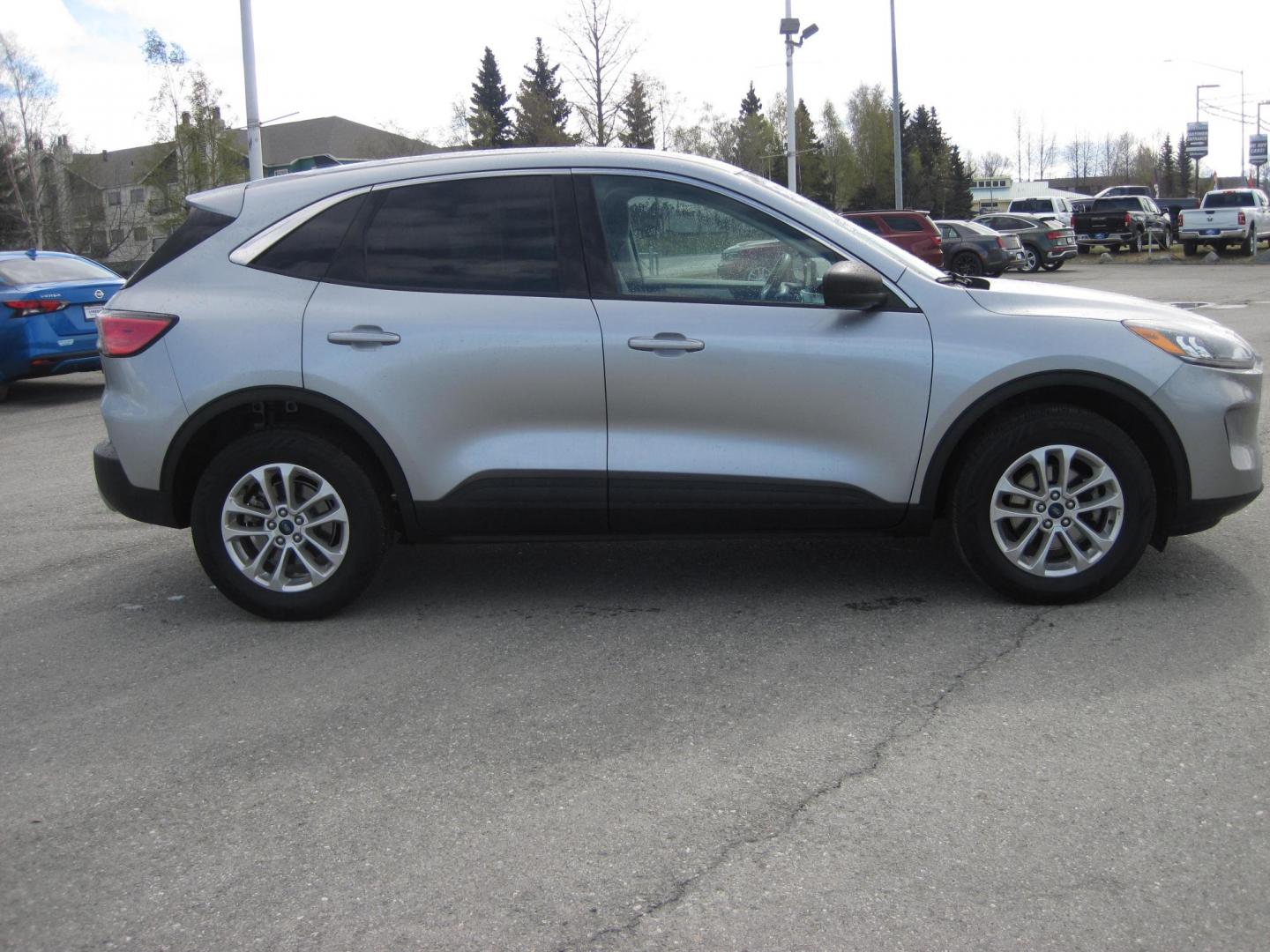 2022 silver /gray Ford Escape SE AWD (1FMCU9G6XNU) with an 1.5L L3 engine, 6A transmission, located at 9530 Old Seward Highway, Anchorage, AK, 99515, (907) 349-3343, 61.134140, -149.865570 - Nice 2022 Ford Escape SE AWD come take a test drive - Photo#2