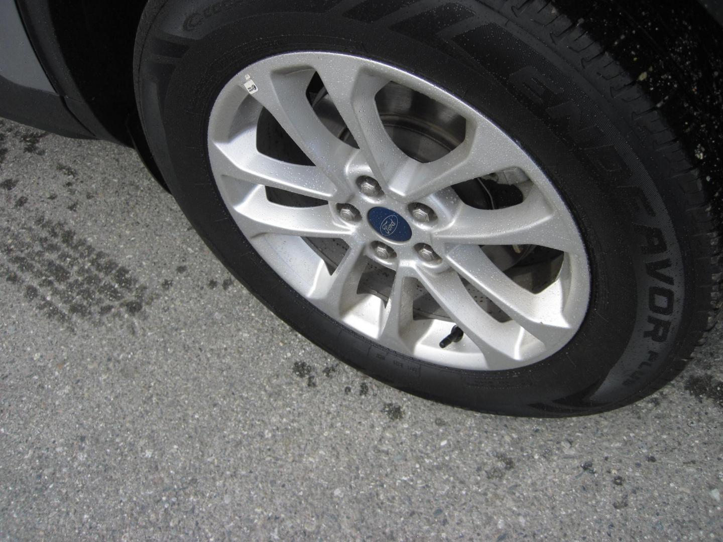 2022 silver /gray Ford Escape SE AWD (1FMCU9G6XNU) with an 1.5L L3 engine, 6A transmission, located at 9530 Old Seward Highway, Anchorage, AK, 99515, (907) 349-3343, 61.134140, -149.865570 - Nice 2022 Ford Escape SE AWD come take a test drive - Photo#5