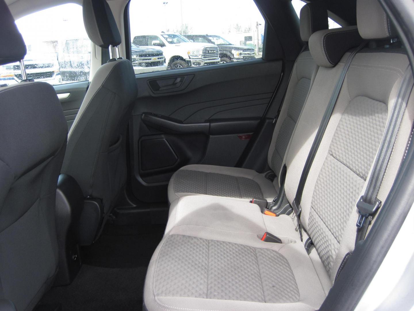 2022 silver /gray Ford Escape SE AWD (1FMCU9G6XNU) with an 1.5L L3 engine, 6A transmission, located at 9530 Old Seward Highway, Anchorage, AK, 99515, (907) 349-3343, 61.134140, -149.865570 - Nice 2022 Ford Escape SE AWD come take a test drive - Photo#6