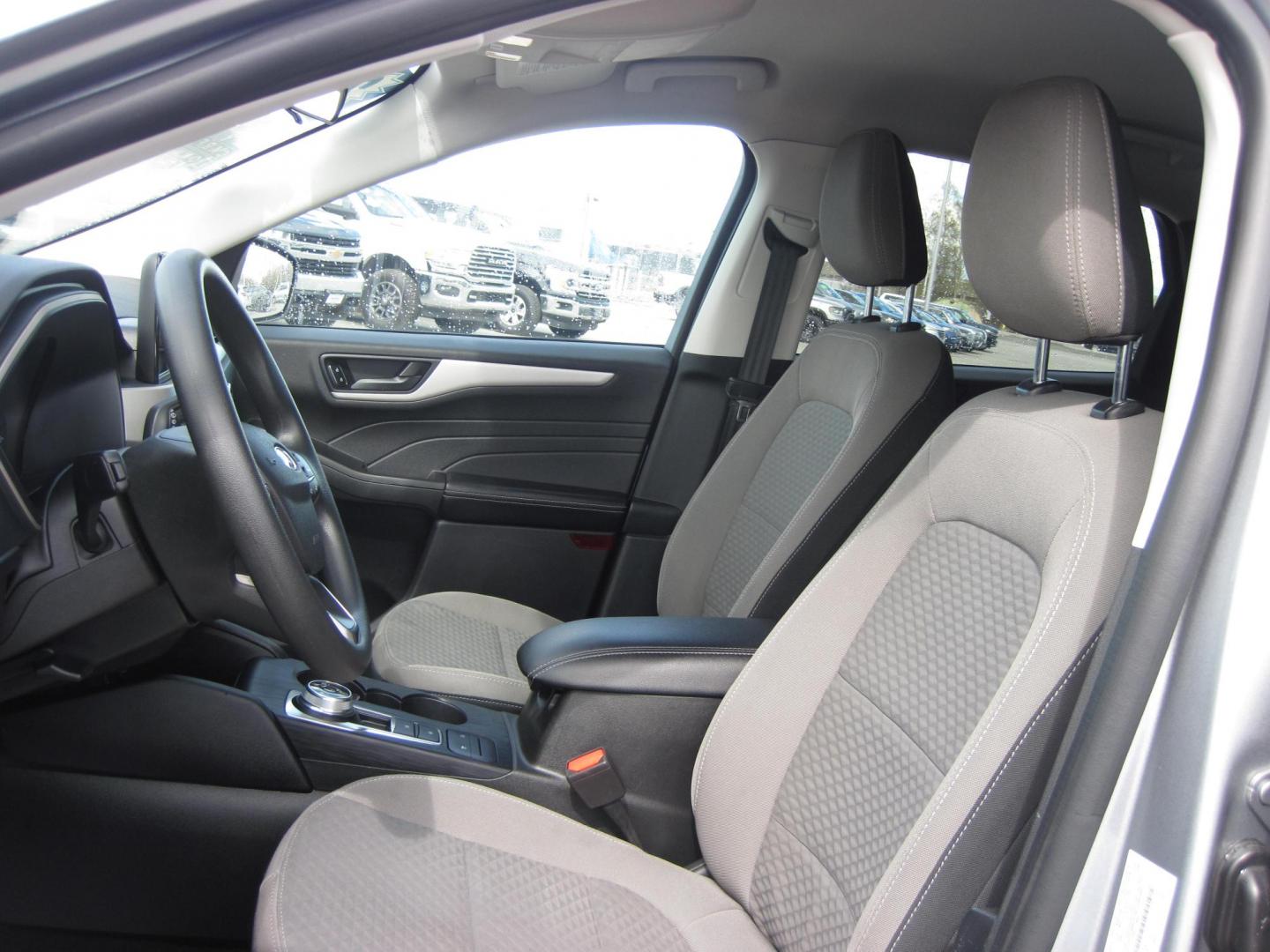 2022 silver /gray Ford Escape SE AWD (1FMCU9G6XNU) with an 1.5L L3 engine, 6A transmission, located at 9530 Old Seward Highway, Anchorage, AK, 99515, (907) 349-3343, 61.134140, -149.865570 - Nice 2022 Ford Escape SE AWD come take a test drive - Photo#9
