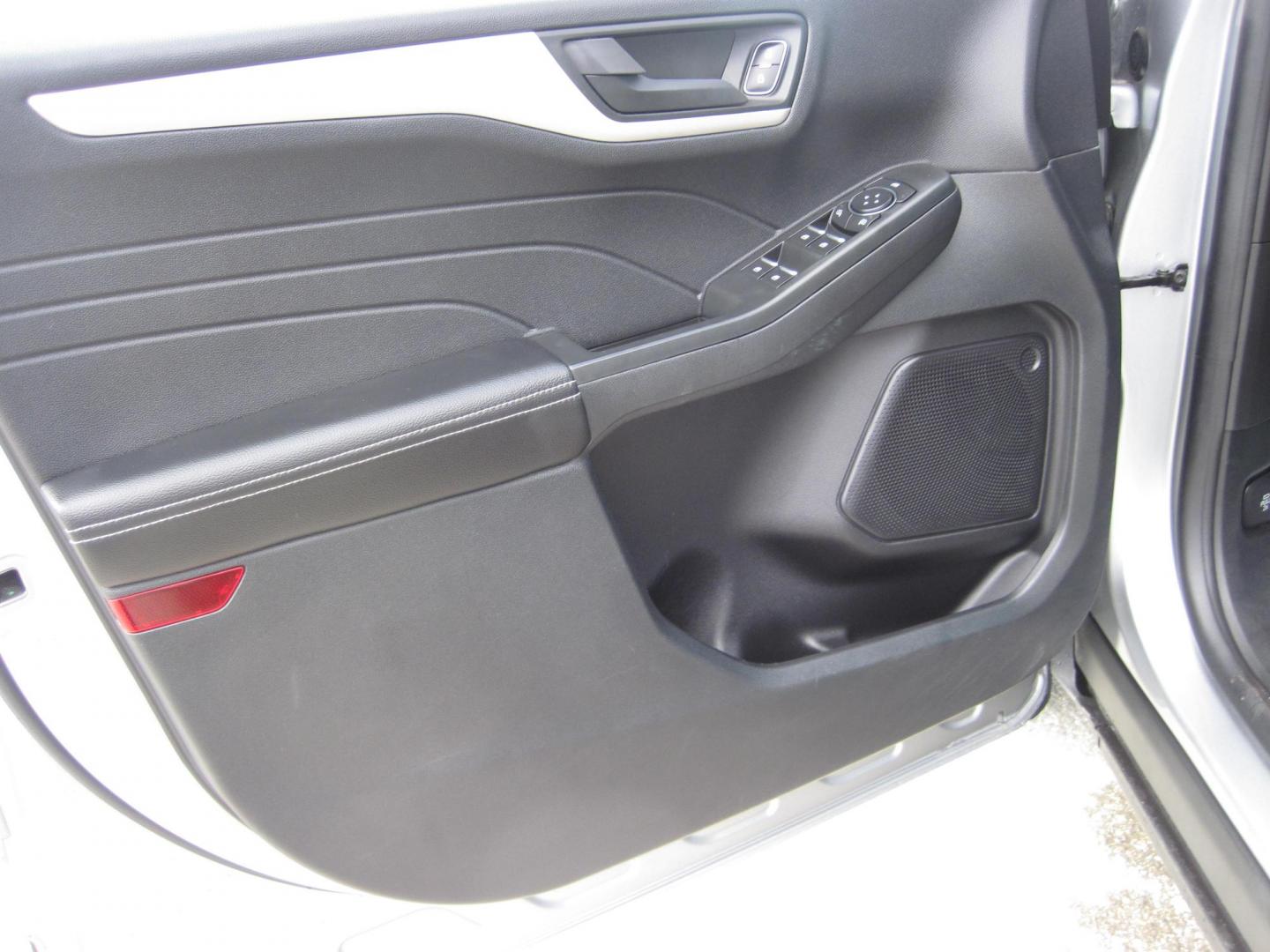 2022 silver /gray Ford Escape SE AWD (1FMCU9G6XNU) with an 1.5L L3 engine, 6A transmission, located at 9530 Old Seward Highway, Anchorage, AK, 99515, (907) 349-3343, 61.134140, -149.865570 - Nice 2022 Ford Escape SE AWD come take a test drive - Photo#7