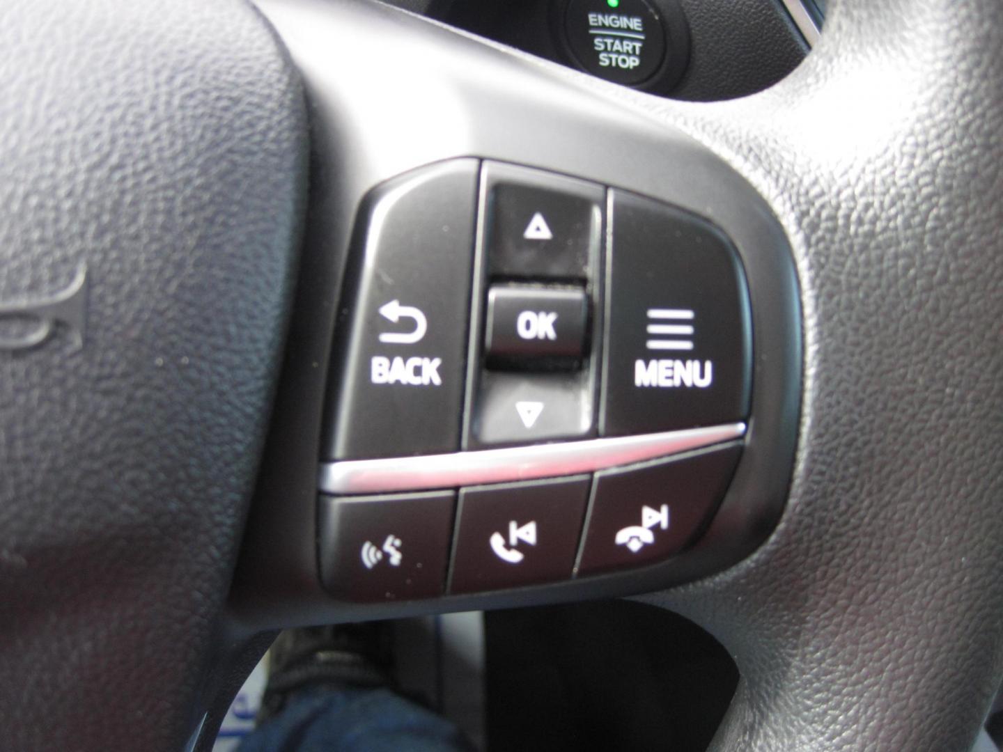 2022 silver /gray Ford Escape SE AWD (1FMCU9G6XNU) with an 1.5L L3 engine, 6A transmission, located at 9530 Old Seward Highway, Anchorage, AK, 99515, (907) 349-3343, 61.134140, -149.865570 - Nice 2022 Ford Escape SE AWD come take a test drive - Photo#13