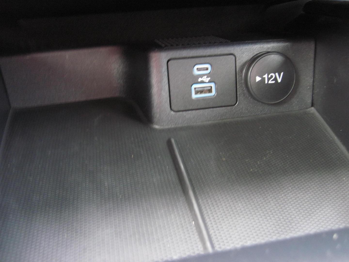 2022 silver /gray Ford Escape SE AWD (1FMCU9G6XNU) with an 1.5L L3 engine, 6A transmission, located at 9530 Old Seward Highway, Anchorage, AK, 99515, (907) 349-3343, 61.134140, -149.865570 - Nice 2022 Ford Escape SE AWD come take a test drive - Photo#16