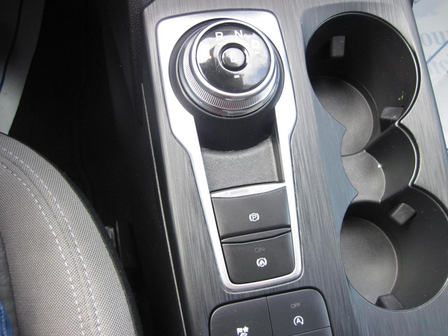 2022 silver /gray Ford Escape SE AWD (1FMCU9G6XNU) with an 1.5L L3 engine, 6A transmission, located at 9530 Old Seward Highway, Anchorage, AK, 99515, (907) 349-3343, 61.134140, -149.865570 - Nice 2022 Ford Escape SE AWD come take a test drive - Photo#18