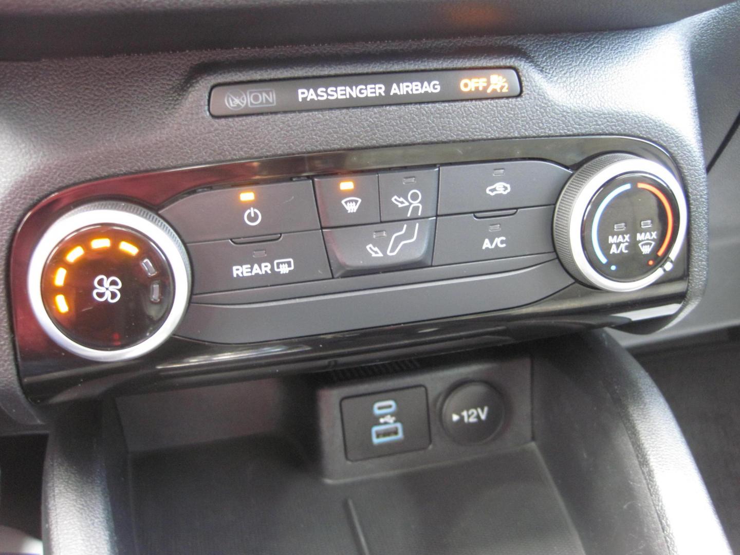 2022 silver /gray Ford Escape SE AWD (1FMCU9G6XNU) with an 1.5L L3 engine, 6A transmission, located at 9530 Old Seward Highway, Anchorage, AK, 99515, (907) 349-3343, 61.134140, -149.865570 - Nice 2022 Ford Escape SE AWD come take a test drive - Photo#17