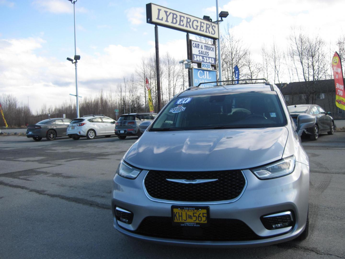 2021 silver /black Chrysler Pacifica Touring-L (2C4RC1BG2MR) with an 3.6L V6 DOHC 24V engine, 9A transmission, located at 9530 Old Seward Highway, Anchorage, AK, 99515, (907) 349-3343, 61.134140, -149.865570 - Nice 2021 Chrysler Pacifica Touring L come take a test drive - Photo#1