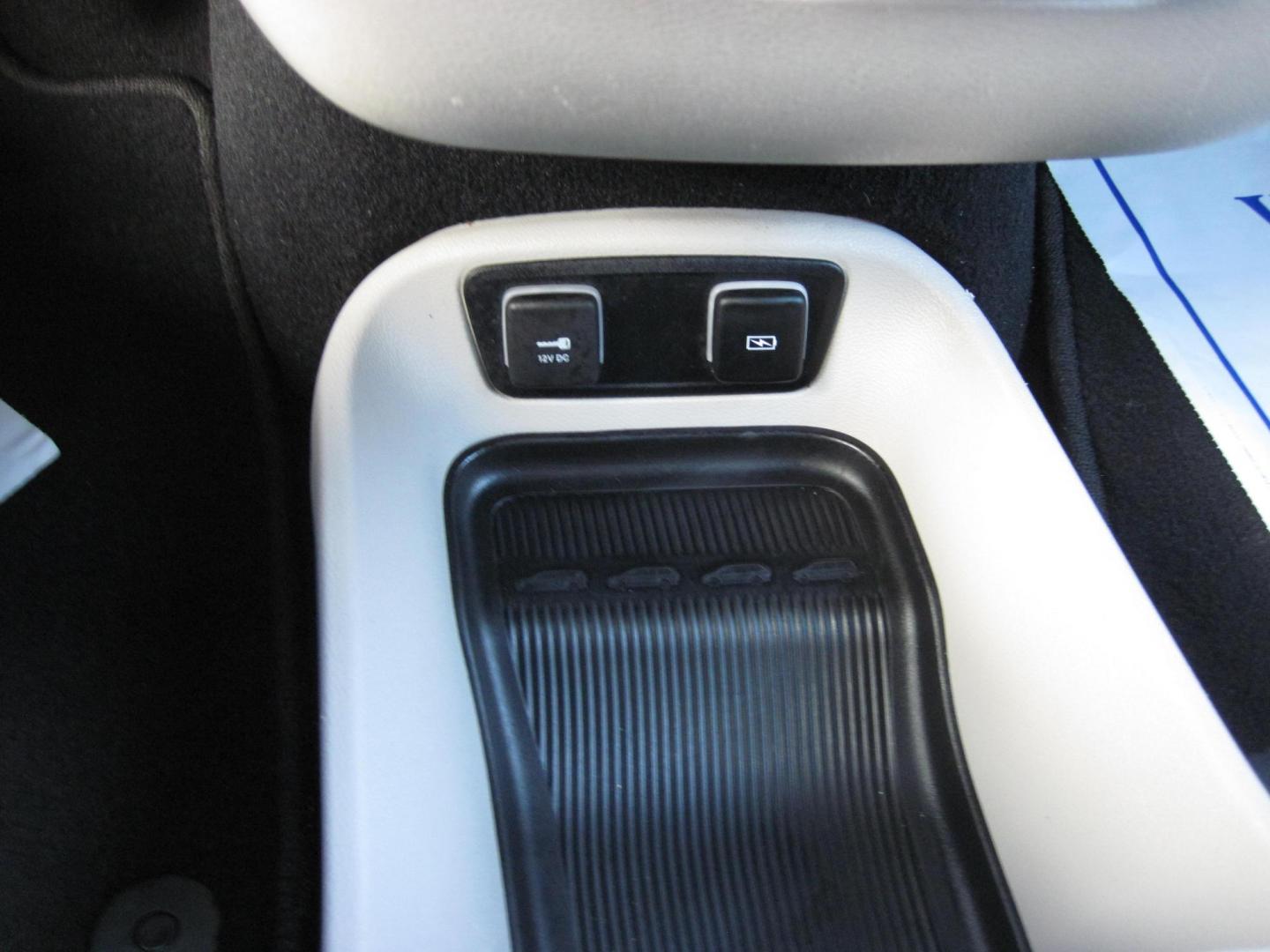 2021 silver /black Chrysler Pacifica Touring-L (2C4RC1BG2MR) with an 3.6L V6 DOHC 24V engine, 9A transmission, located at 9530 Old Seward Highway, Anchorage, AK, 99515, (907) 349-3343, 61.134140, -149.865570 - Nice 2021 Chrysler Pacifica Touring L come take a test drive - Photo#18