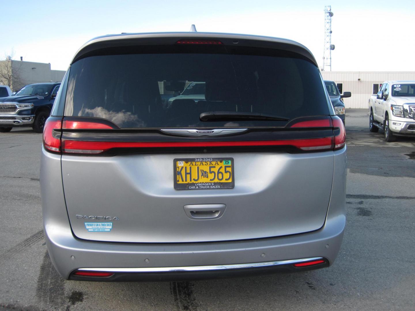 2021 silver /black Chrysler Pacifica Touring-L (2C4RC1BG2MR) with an 3.6L V6 DOHC 24V engine, 9A transmission, located at 9530 Old Seward Highway, Anchorage, AK, 99515, (907) 349-3343, 61.134140, -149.865570 - Nice 2021 Chrysler Pacifica Touring L come take a test drive - Photo#4