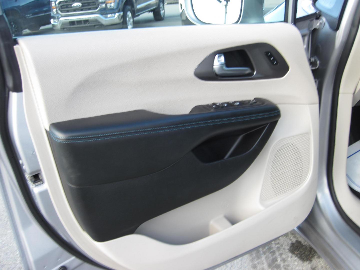 2021 silver /black Chrysler Pacifica Touring-L (2C4RC1BG2MR) with an 3.6L V6 DOHC 24V engine, 9A transmission, located at 9530 Old Seward Highway, Anchorage, AK, 99515, (907) 349-3343, 61.134140, -149.865570 - Nice 2021 Chrysler Pacifica Touring L come take a test drive - Photo#7