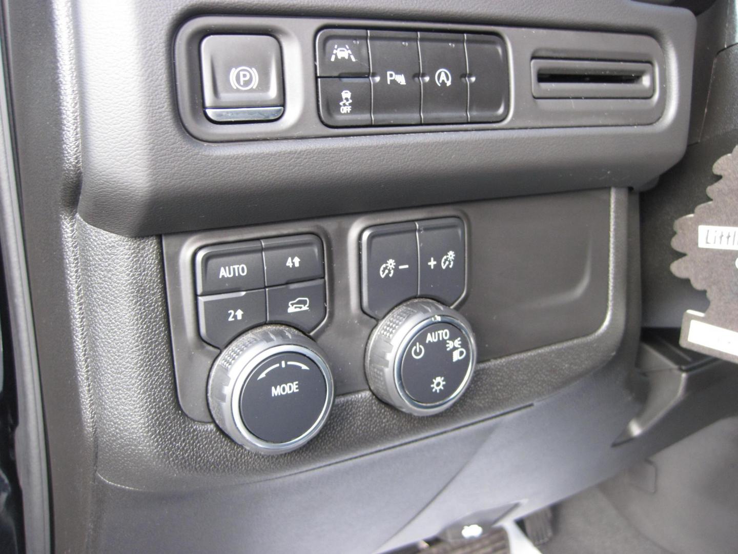 2023 black /black Chevrolet Suburban LT 4WD (1GNSKCKD9PR) with an 5.3L V8 OHV 16V engine, 10A transmission, located at 9530 Old Seward Highway, Anchorage, AK, 99515, (907) 349-3343, 61.134140, -149.865570 - Nice 2023 Chevrolet Suburban LT, Come take a test drive. - Photo#11