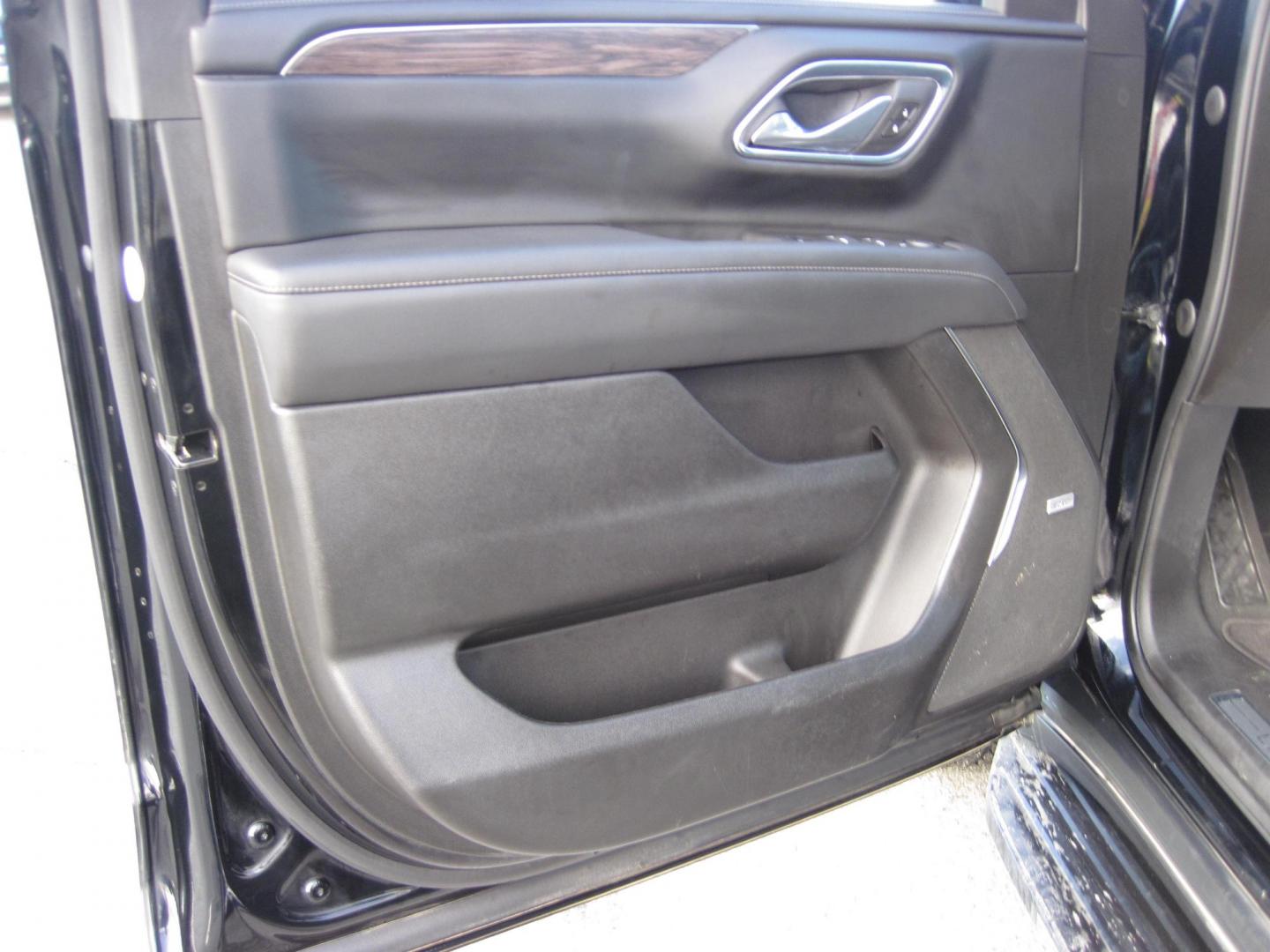 2023 black /black Chevrolet Suburban LT 4WD (1GNSKCKD9PR) with an 5.3L V8 OHV 16V engine, 10A transmission, located at 9530 Old Seward Highway, Anchorage, AK, 99515, (907) 349-3343, 61.134140, -149.865570 - Nice 2023 Chevrolet Suburban LT, Come take a test drive. - Photo#9