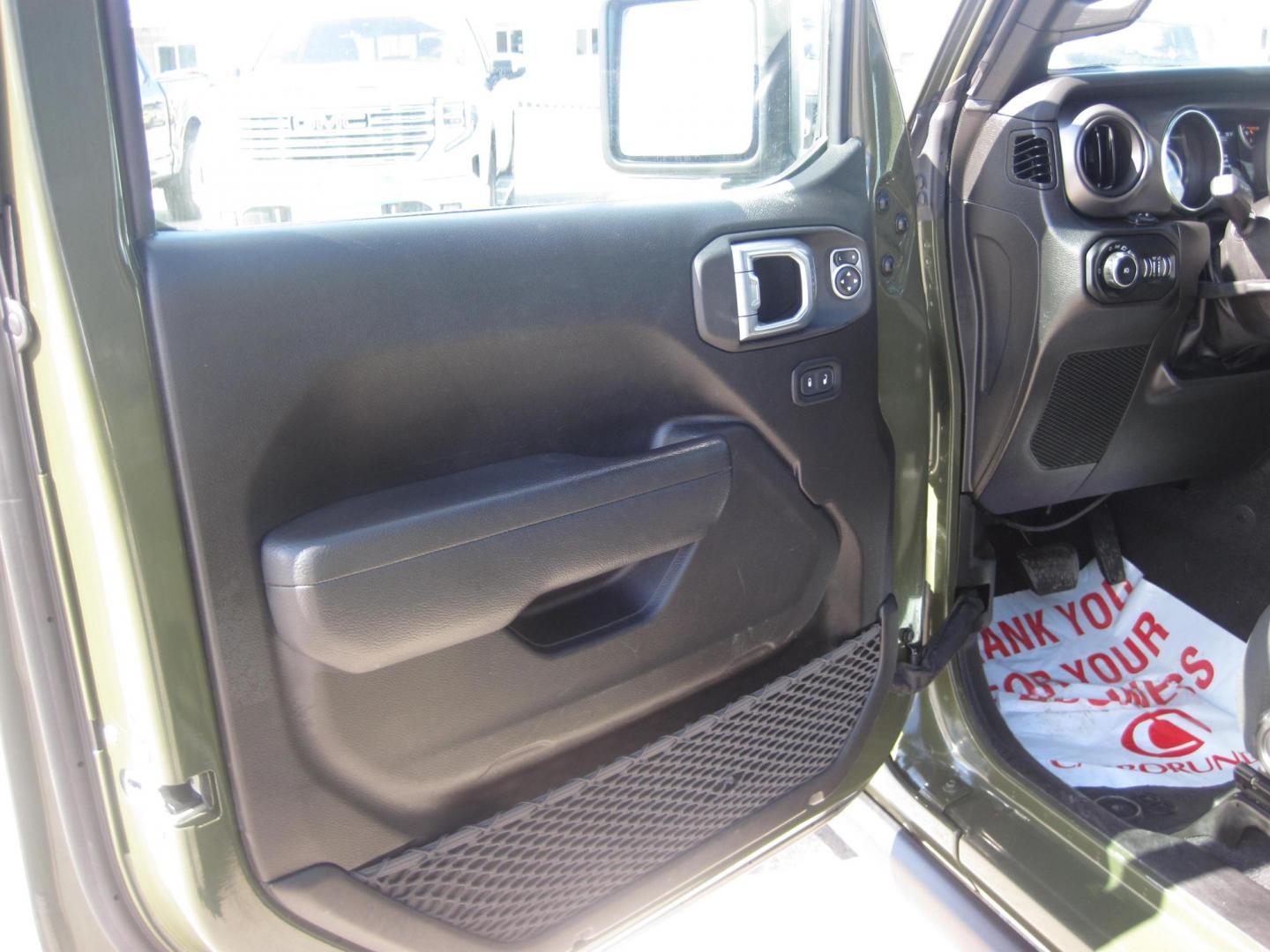2022 green /black Jeep Wrangler Unlimited Sport (1C4HJXDG8NW) with an 3.6L V6 DOHC 24V FFV engine, 6A transmission, located at 9530 Old Seward Highway, Anchorage, AK, 99515, (907) 349-3343, 61.134140, -149.865570 - Nice Jeep Wrangler Unlimited come take a test drive - Photo#8