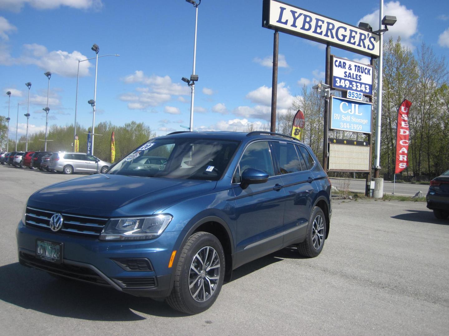 2020 blue /black Volkswagen Tiguan SE 4Motion AWD (3VV2B7AX9LM) with an 2.0L L4 DOHC 16V TURBO engine, 8A transmission, located at 9530 Old Seward Highway, Anchorage, AK, 99515, (907) 349-3343, 61.134140, -149.865570 - Nice 2020 Volkswagen Tiguan SE come take a test drive - Photo#0