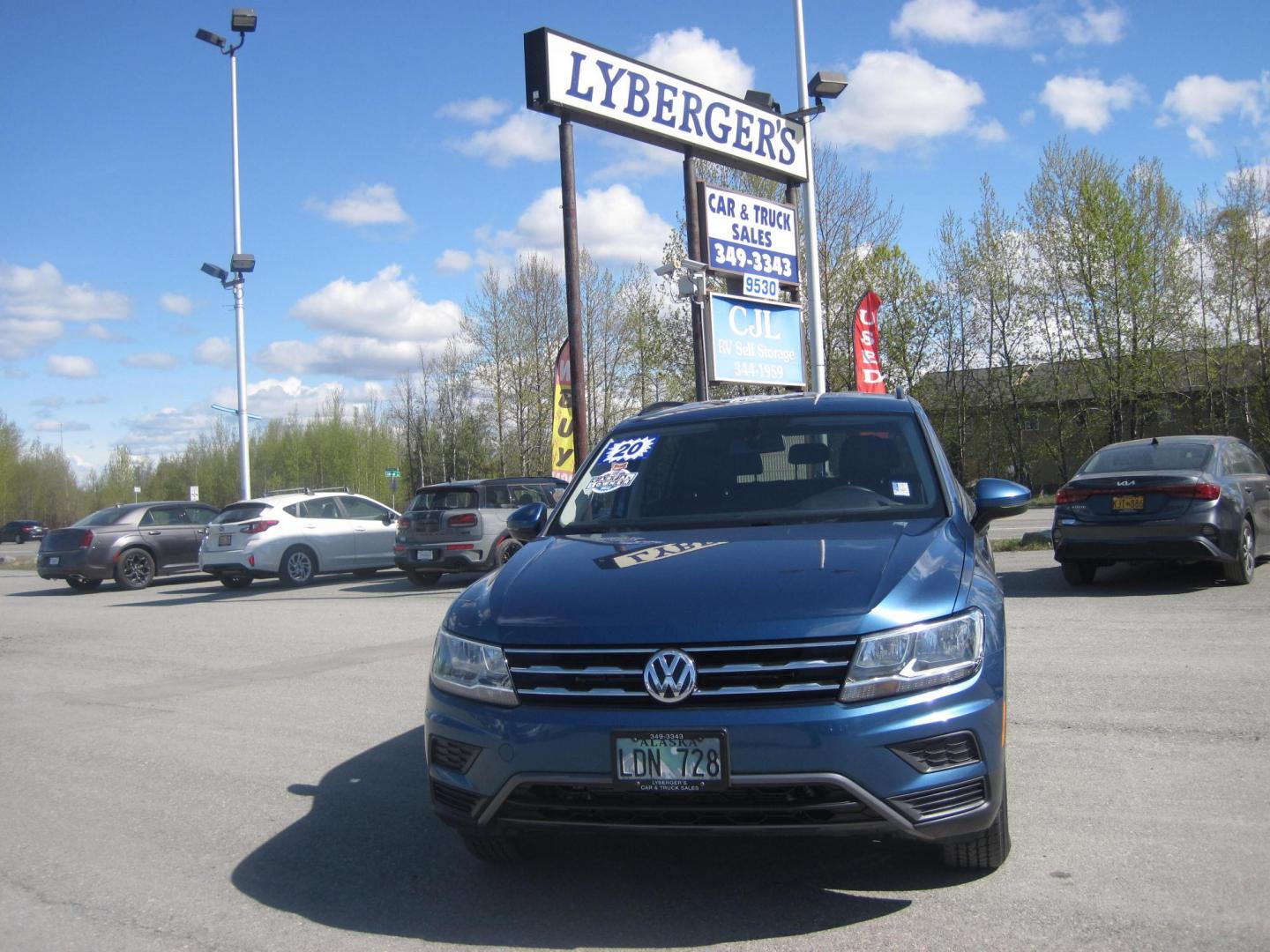 2020 blue /black Volkswagen Tiguan SE 4Motion AWD (3VV2B7AX9LM) with an 2.0L L4 DOHC 16V TURBO engine, 8A transmission, located at 9530 Old Seward Highway, Anchorage, AK, 99515, (907) 349-3343, 61.134140, -149.865570 - Nice 2020 Volkswagen Tiguan SE come take a test drive - Photo#1