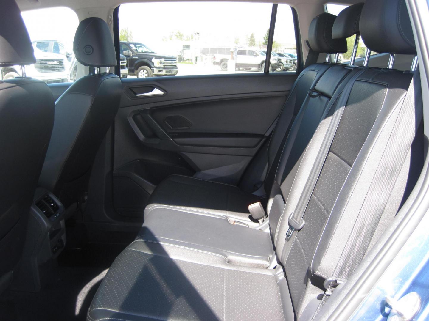 2020 blue /black Volkswagen Tiguan SE 4Motion AWD (3VV2B7AX9LM) with an 2.0L L4 DOHC 16V TURBO engine, 8A transmission, located at 9530 Old Seward Highway, Anchorage, AK, 99515, (907) 349-3343, 61.134140, -149.865570 - Nice 2020 Volkswagen Tiguan SE come take a test drive - Photo#6