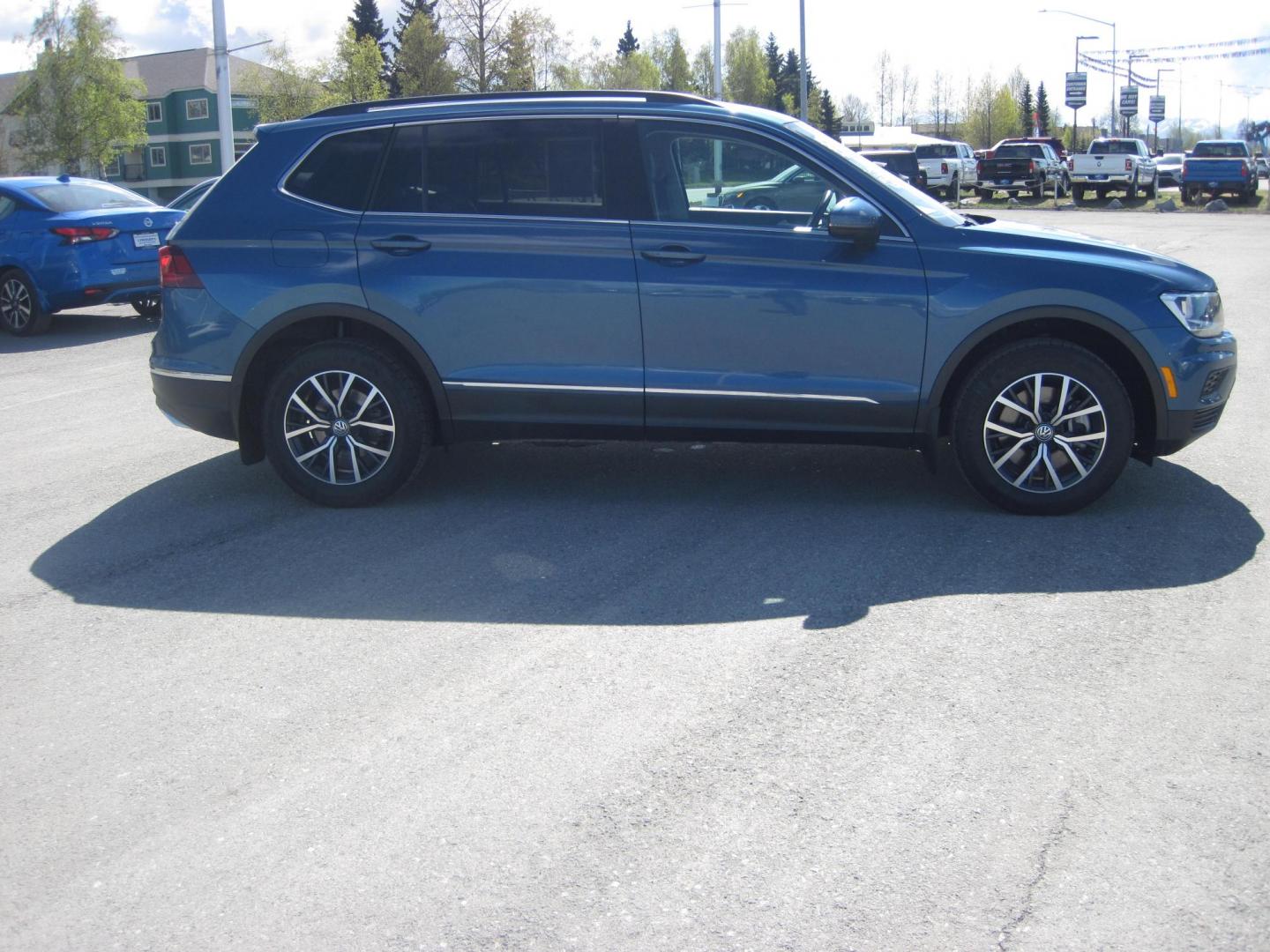2020 blue /black Volkswagen Tiguan SE 4Motion AWD (3VV2B7AX9LM) with an 2.0L L4 DOHC 16V TURBO engine, 8A transmission, located at 9530 Old Seward Highway, Anchorage, AK, 99515, (907) 349-3343, 61.134140, -149.865570 - Nice 2020 Volkswagen Tiguan SE come take a test drive - Photo#2