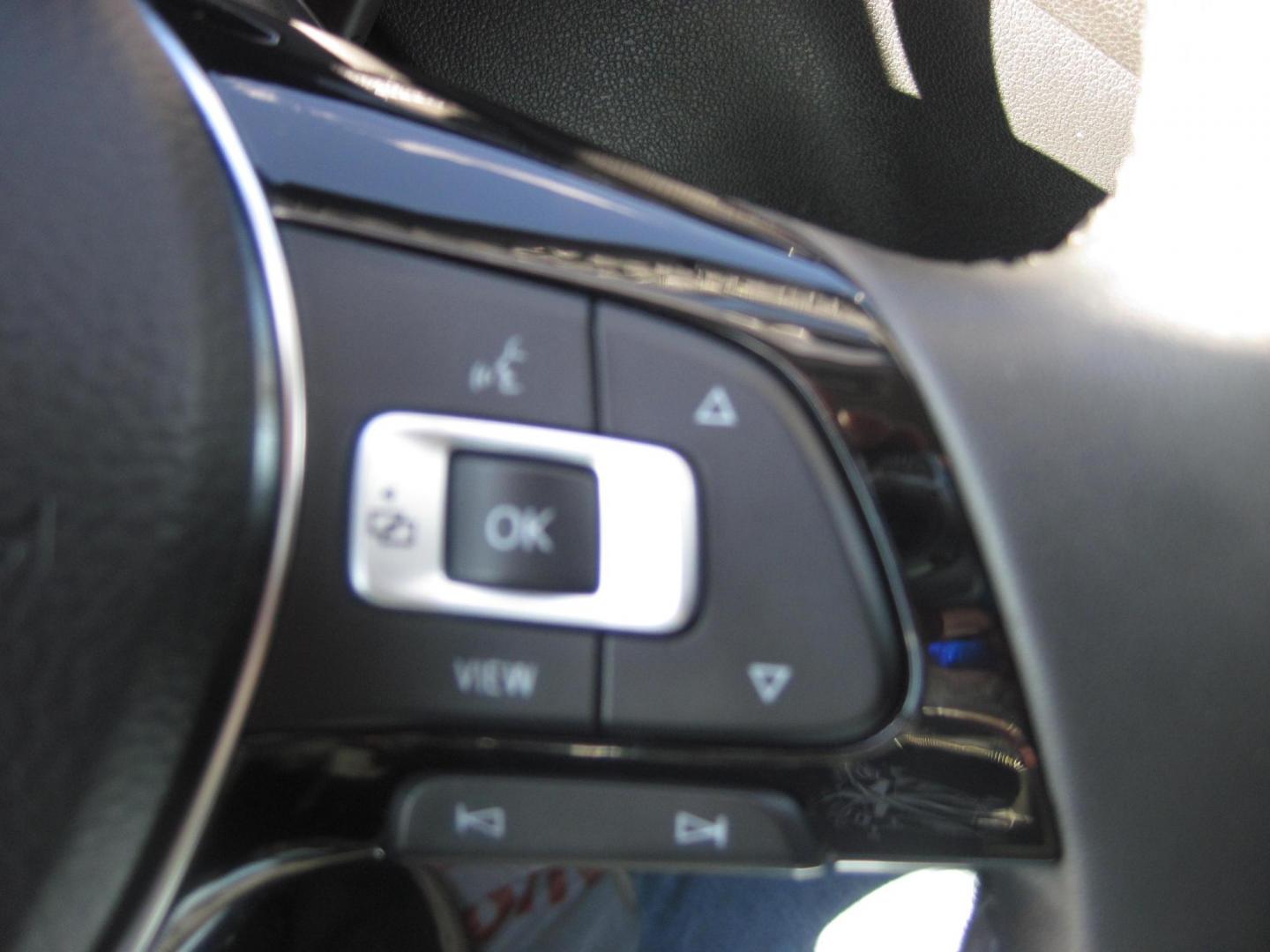 2020 blue /black Volkswagen Tiguan SE 4Motion AWD (3VV2B7AX9LM) with an 2.0L L4 DOHC 16V TURBO engine, 8A transmission, located at 9530 Old Seward Highway, Anchorage, AK, 99515, (907) 349-3343, 61.134140, -149.865570 - Nice 2020 Volkswagen Tiguan SE come take a test drive - Photo#12
