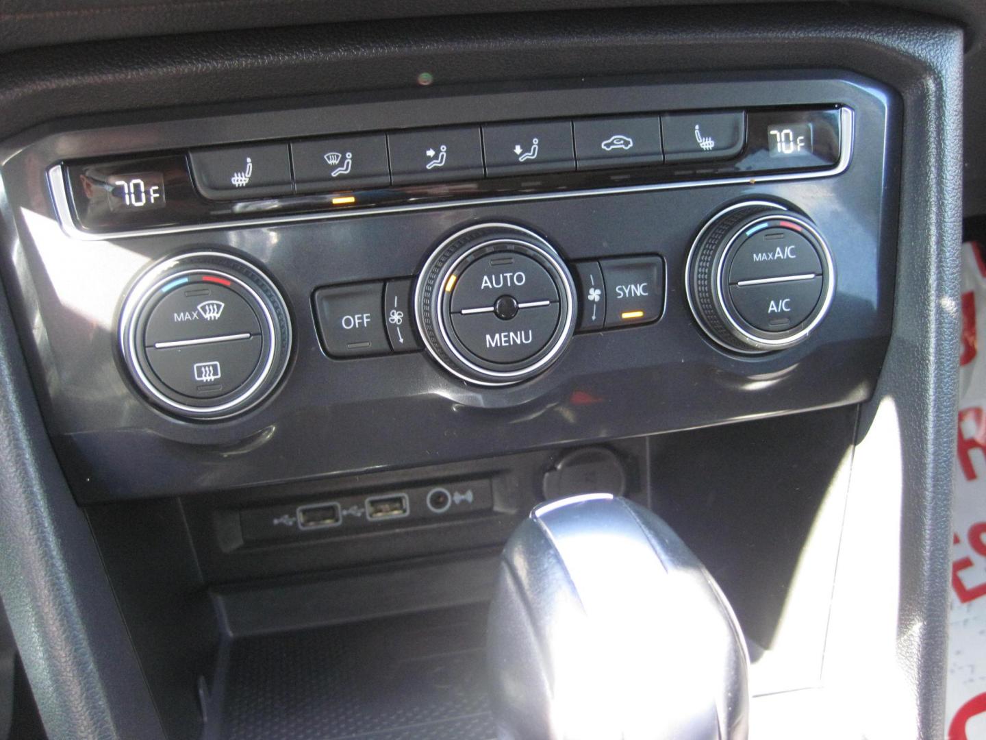2020 blue /black Volkswagen Tiguan SE 4Motion AWD (3VV2B7AX9LM) with an 2.0L L4 DOHC 16V TURBO engine, 8A transmission, located at 9530 Old Seward Highway, Anchorage, AK, 99515, (907) 349-3343, 61.134140, -149.865570 - Nice 2020 Volkswagen Tiguan SE come take a test drive - Photo#14