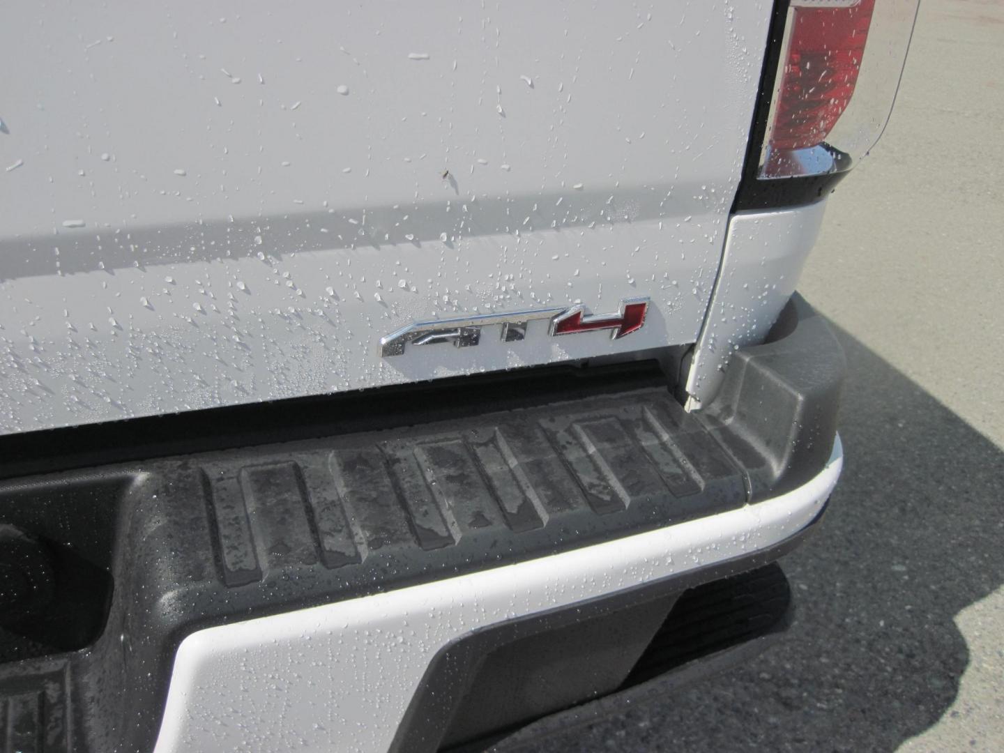 2021 white /black GMC Canyon AT4 Crew Cab w/Cloth 4WD (1GTG6FEN0M1) with an 3.6L V6 DOHC 24V engine, 6A transmission, located at 9530 Old Seward Highway, Anchorage, AK, 99515, (907) 349-3343, 61.134140, -149.865570 - Nice Low Miles on this 2021 GMC Canyon Crew Cab AT4, come take a test drive - Photo#4