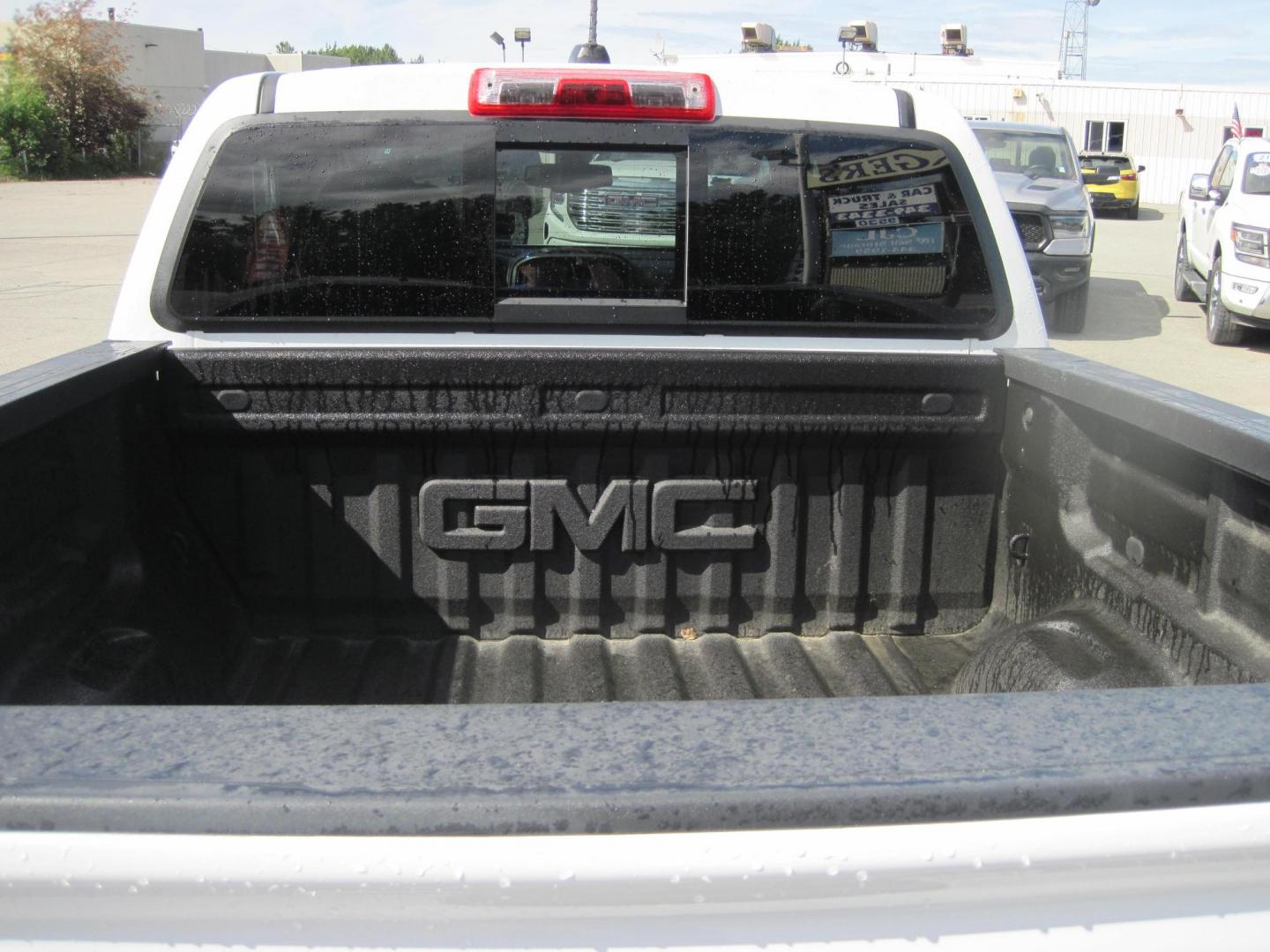 2021 white /black GMC Canyon AT4 Crew Cab w/Cloth 4WD (1GTG6FEN0M1) with an 3.6L V6 DOHC 24V engine, 6A transmission, located at 9530 Old Seward Highway, Anchorage, AK, 99515, (907) 349-3343, 61.134140, -149.865570 - Nice Low Miles on this 2021 GMC Canyon Crew Cab AT4, come take a test drive - Photo#5