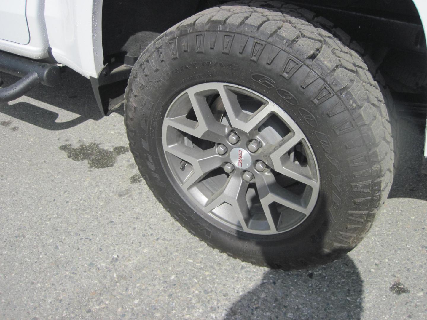 2021 white /black GMC Canyon AT4 Crew Cab w/Cloth 4WD (1GTG6FEN0M1) with an 3.6L V6 DOHC 24V engine, 6A transmission, located at 9530 Old Seward Highway, Anchorage, AK, 99515, (907) 349-3343, 61.134140, -149.865570 - Nice Low Miles on this 2021 GMC Canyon Crew Cab AT4, come take a test drive - Photo#6
