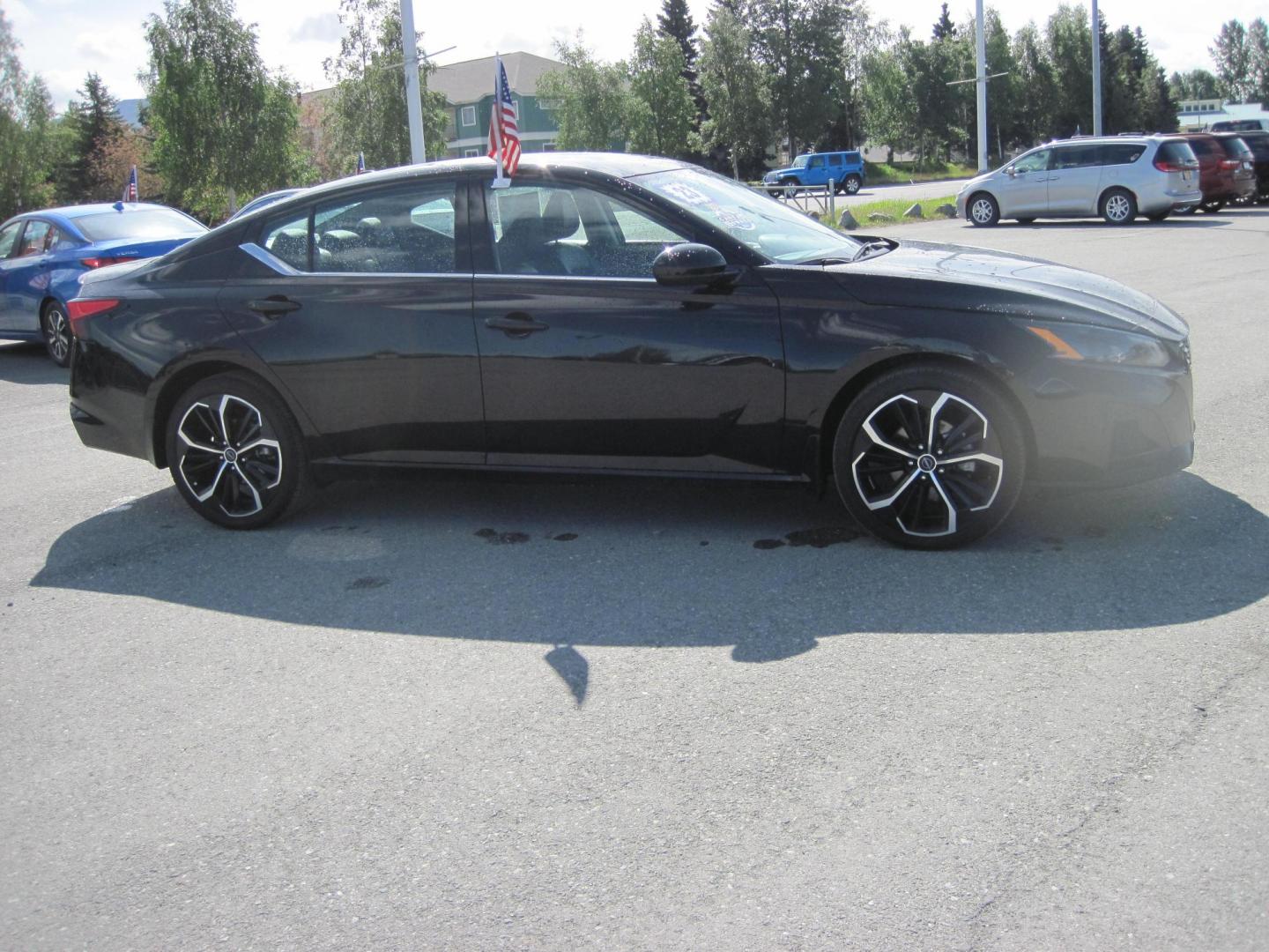 2023 black /black Nissan Altima 2.5 SR AWD (1N4BL4CW2PN) with an 2.5L L4 DOHC 16V engine, CVT transmission, located at 9530 Old Seward Highway, Anchorage, AK, 99515, (907) 349-3343, 61.134140, -149.865570 - Nice 2023 Nissan Altima SR awd come take a test drive - Photo#2