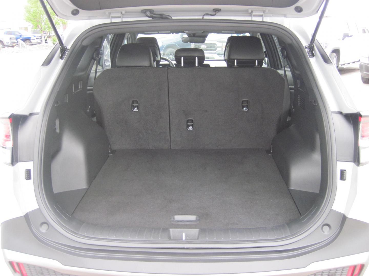 2024 gray /black Kia Sportage X-LINE AWD (5XYK6CDF9RG) with an 2.5L V6 DOHC 24V engine, 8A transmission, located at 9530 Old Seward Highway, Anchorage, AK, 99515, (907) 349-3343, 61.134140, -149.865570 - Low miles on this 2024 KIA Sportage X-line come take a test drive - Photo#6