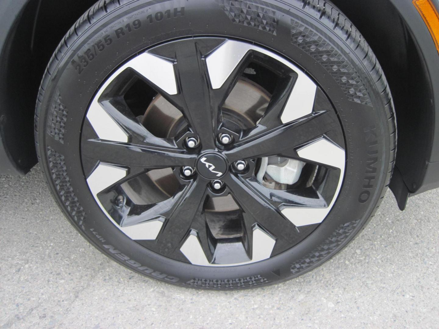 2024 gray /black Kia Sportage X-LINE AWD (5XYK6CDF9RG) with an 2.5L V6 DOHC 24V engine, 8A transmission, located at 9530 Old Seward Highway, Anchorage, AK, 99515, (907) 349-3343, 61.134140, -149.865570 - Low miles on this 2024 KIA Sportage X-line come take a test drive - Photo#7