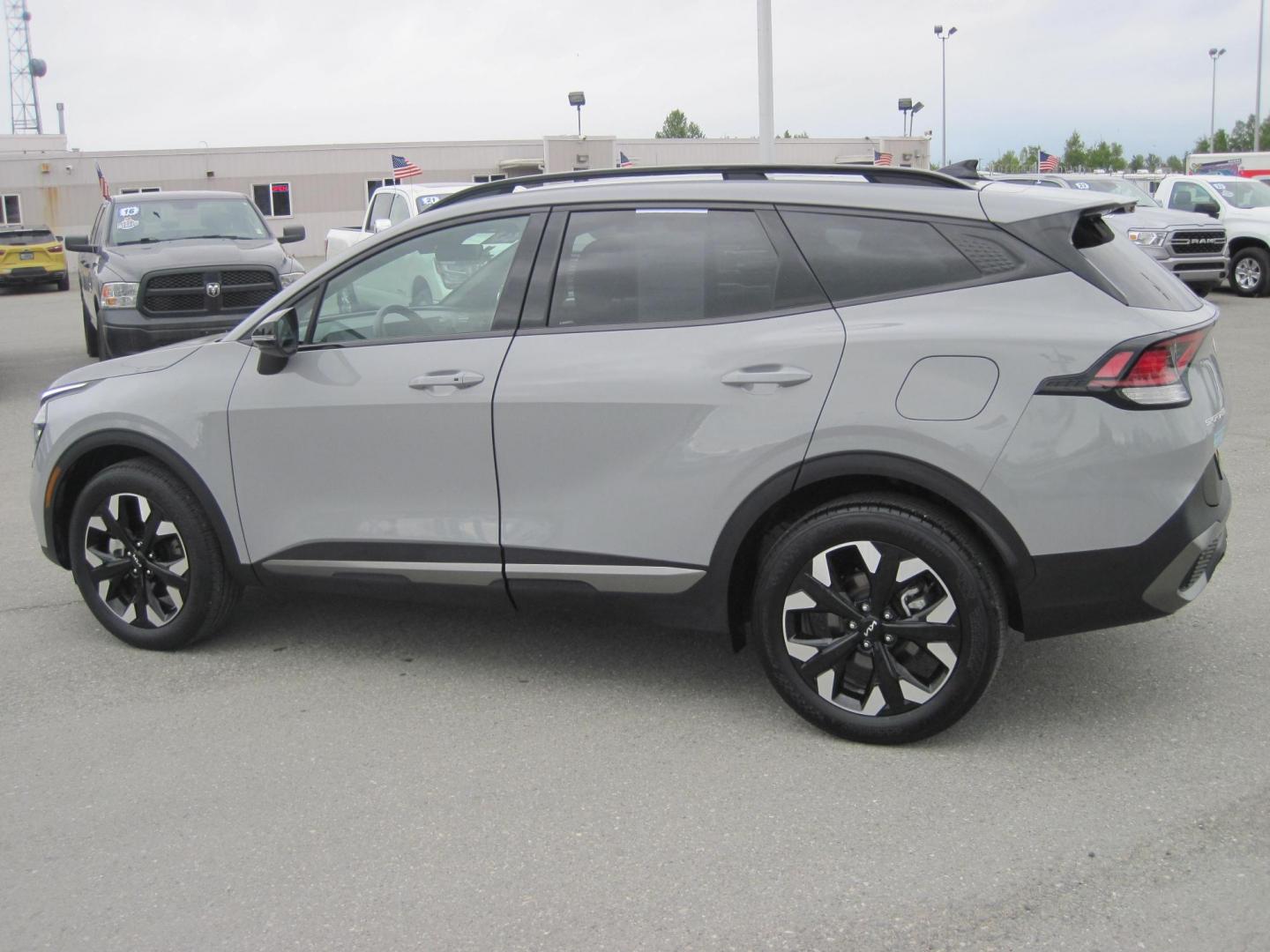 2024 gray /black Kia Sportage X-LINE AWD (5XYK6CDF9RG) with an 2.5L V6 DOHC 24V engine, 8A transmission, located at 9530 Old Seward Highway, Anchorage, AK, 99515, (907) 349-3343, 61.134140, -149.865570 - Low miles on this 2024 KIA Sportage X-line come take a test drive - Photo#8