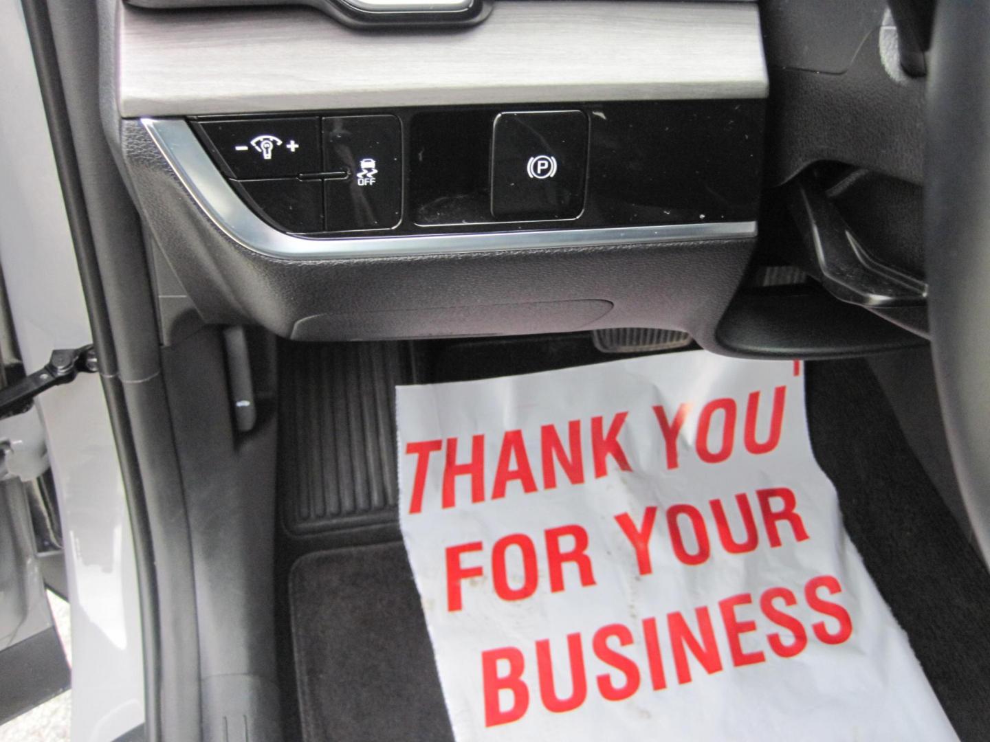 2024 gray /black Kia Sportage X-LINE AWD (5XYK6CDF9RG) with an 2.5L V6 DOHC 24V engine, 8A transmission, located at 9530 Old Seward Highway, Anchorage, AK, 99515, (907) 349-3343, 61.134140, -149.865570 - Low miles on this 2024 KIA Sportage X-line come take a test drive - Photo#10