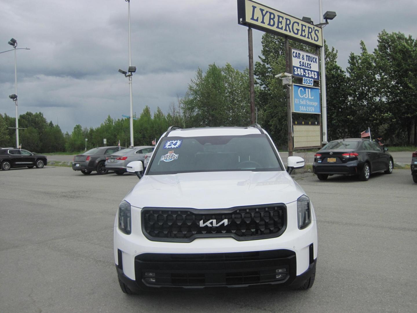 2024 white /black Kia Telluride SX-Prestige X-Pro AWD (5XYP5DGC3RG) with an 3.8L V6 DOHC 24V engine, 8A transmission, located at 9530 Old Seward Highway, Anchorage, AK, 99515, (907) 349-3343, 61.134140, -149.865570 - Low Miles on this 2024 KIA Telluride SX-Prestige X-Pro AWD come take a test drive. - Photo#2