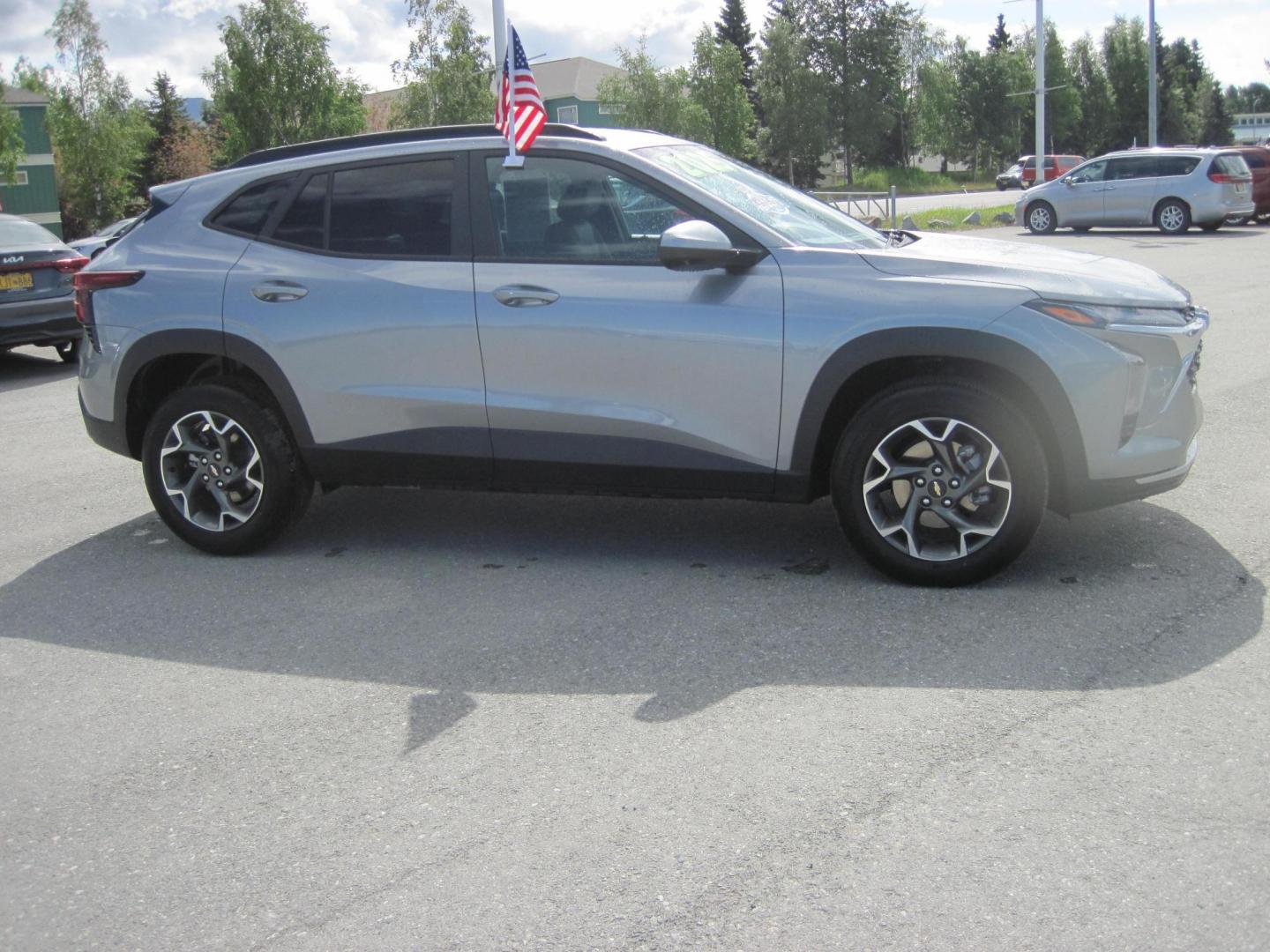 2025 gray /black Chevrolet Trax LT (KL77LHEP0SC) with an 1.2L L3 TURBO engine, 6A transmission, located at 9530 Old Seward Highway, Anchorage, AK, 99515, (907) 349-3343, 61.134140, -149.865570 - low miles on this 2025 Chevrolet Trax LT come take a test drive. - Photo#2