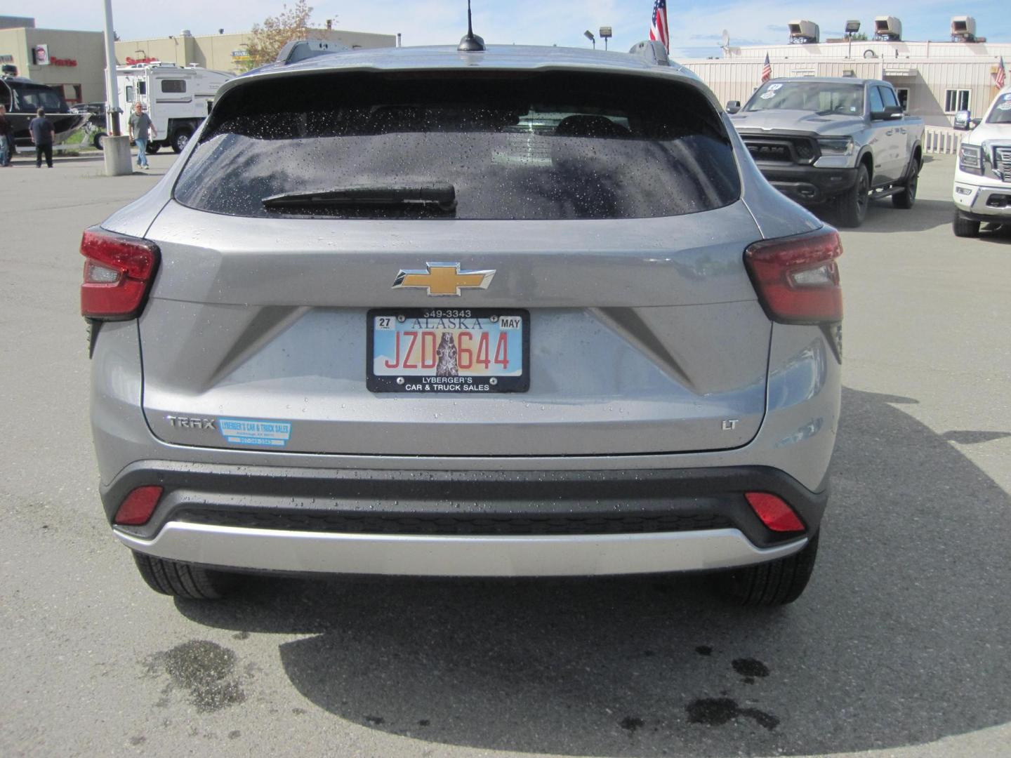 2025 gray /black Chevrolet Trax LT (KL77LHEP0SC) with an 1.2L L3 TURBO engine, 6A transmission, located at 9530 Old Seward Highway, Anchorage, AK, 99515, (907) 349-3343, 61.134140, -149.865570 - low miles on this 2025 Chevrolet Trax LT come take a test drive. - Photo#3