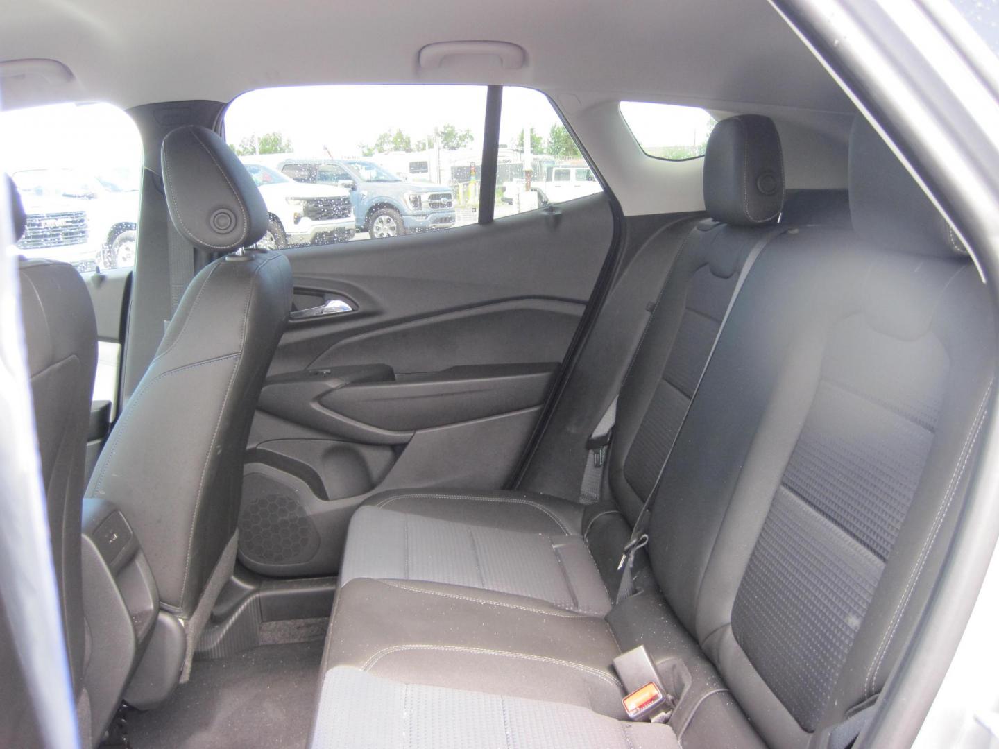 2025 gray /black Chevrolet Trax LT (KL77LHEP0SC) with an 1.2L L3 TURBO engine, 6A transmission, located at 9530 Old Seward Highway, Anchorage, AK, 99515, (907) 349-3343, 61.134140, -149.865570 - low miles on this 2025 Chevrolet Trax LT come take a test drive. - Photo#5