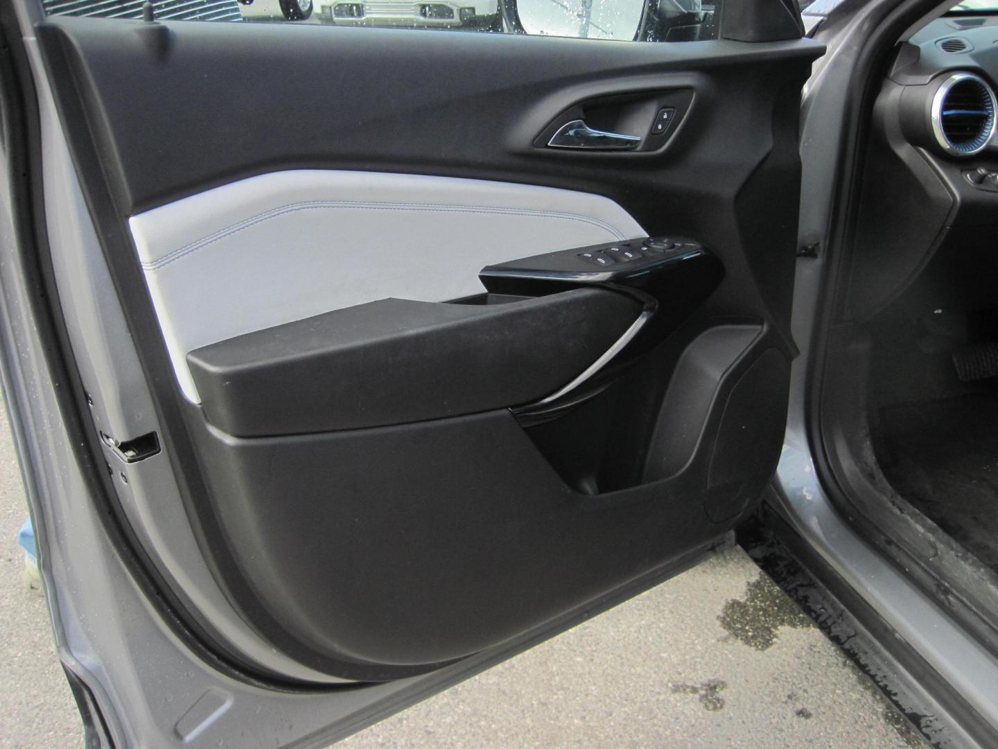 2025 gray /black Chevrolet Trax LT (KL77LHEP0SC) with an 1.2L L3 TURBO engine, 6A transmission, located at 9530 Old Seward Highway, Anchorage, AK, 99515, (907) 349-3343, 61.134140, -149.865570 - low miles on this 2025 Chevrolet Trax LT come take a test drive. - Photo#6