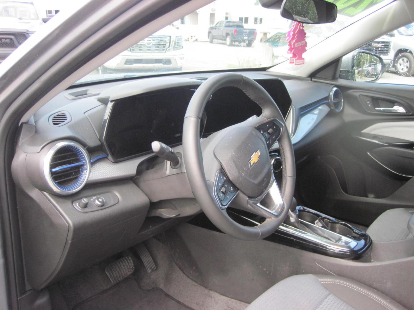 2025 gray /black Chevrolet Trax LT (KL77LHEP0SC) with an 1.2L L3 TURBO engine, 6A transmission, located at 9530 Old Seward Highway, Anchorage, AK, 99515, (907) 349-3343, 61.134140, -149.865570 - low miles on this 2025 Chevrolet Trax LT come take a test drive. - Photo#7