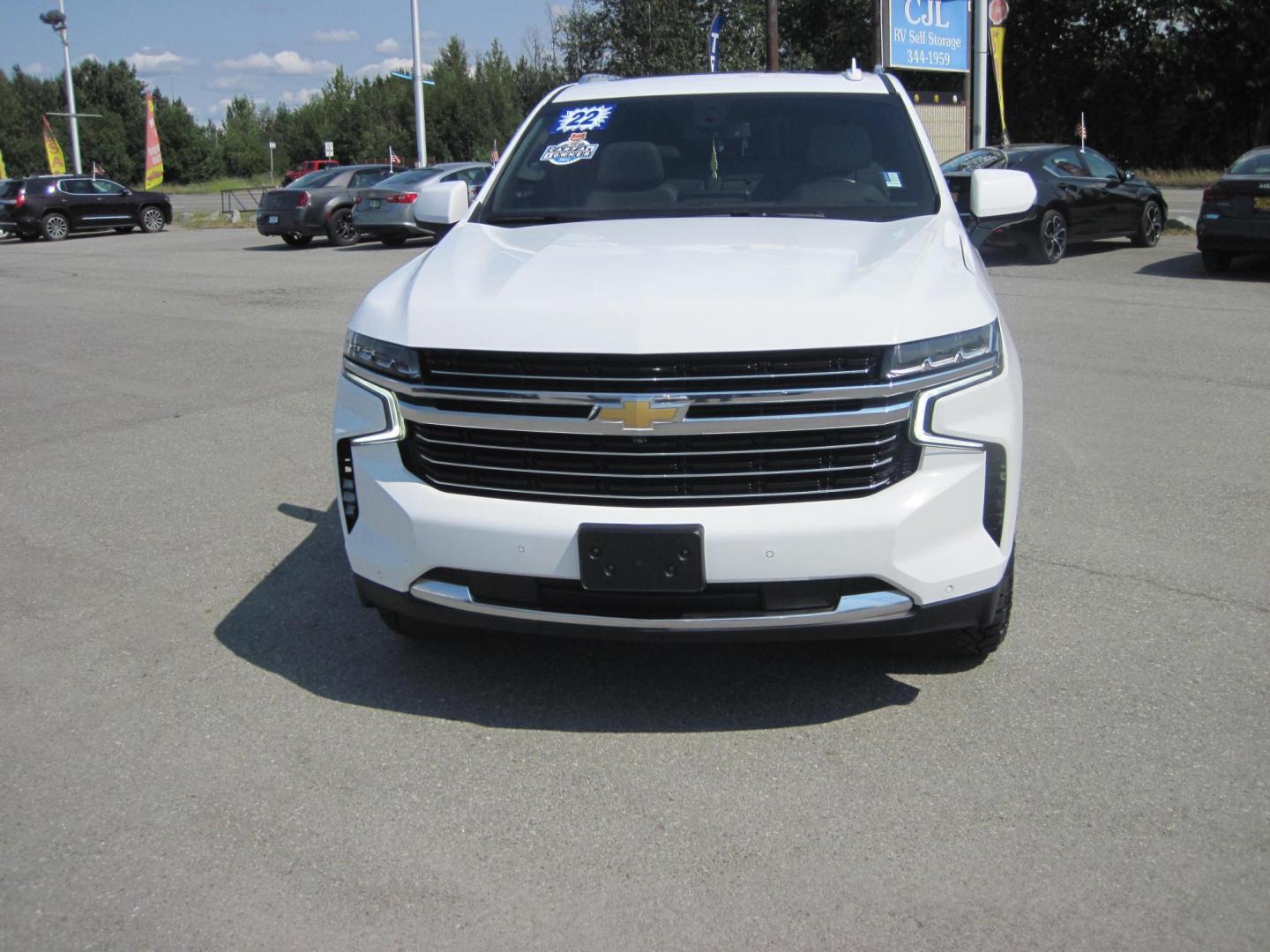 2022 white /gray Chevrolet Suburban LT 4WD (1GNSKCKD1NR) with an 5.3L V8 OHV 16V engine, 10A transmission, located at 9530 Old Seward Highway, Anchorage, AK, 99515, (907) 349-3343, 61.134140, -149.865570 - Really Nice 2022 Chevrolet Suburban come take a test drive - Photo#2