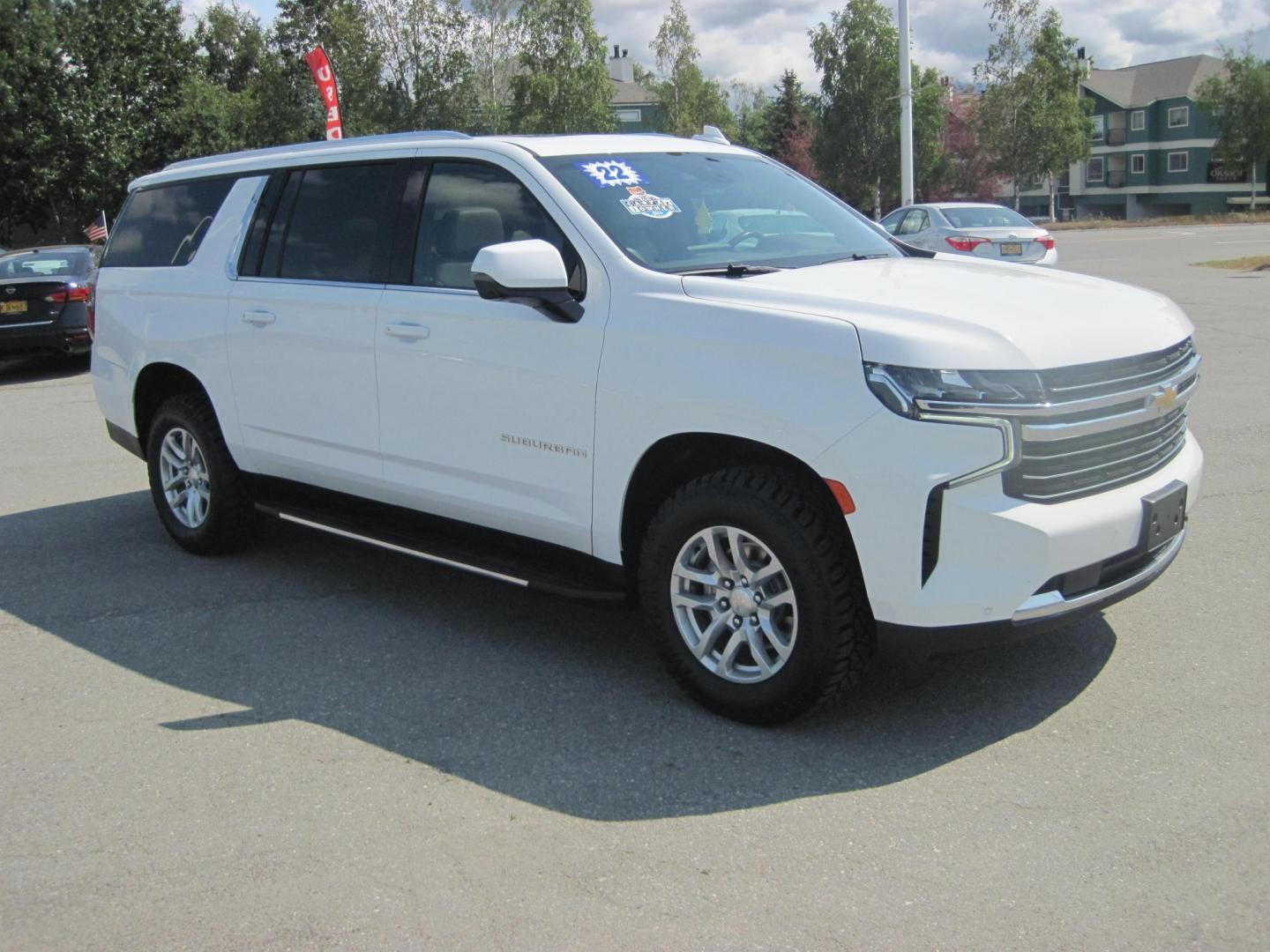 2022 white /gray Chevrolet Suburban LT 4WD (1GNSKCKD1NR) with an 5.3L V8 OHV 16V engine, 10A transmission, located at 9530 Old Seward Highway, Anchorage, AK, 99515, (907) 349-3343, 61.134140, -149.865570 - Really Nice 2022 Chevrolet Suburban come take a test drive - Photo#3