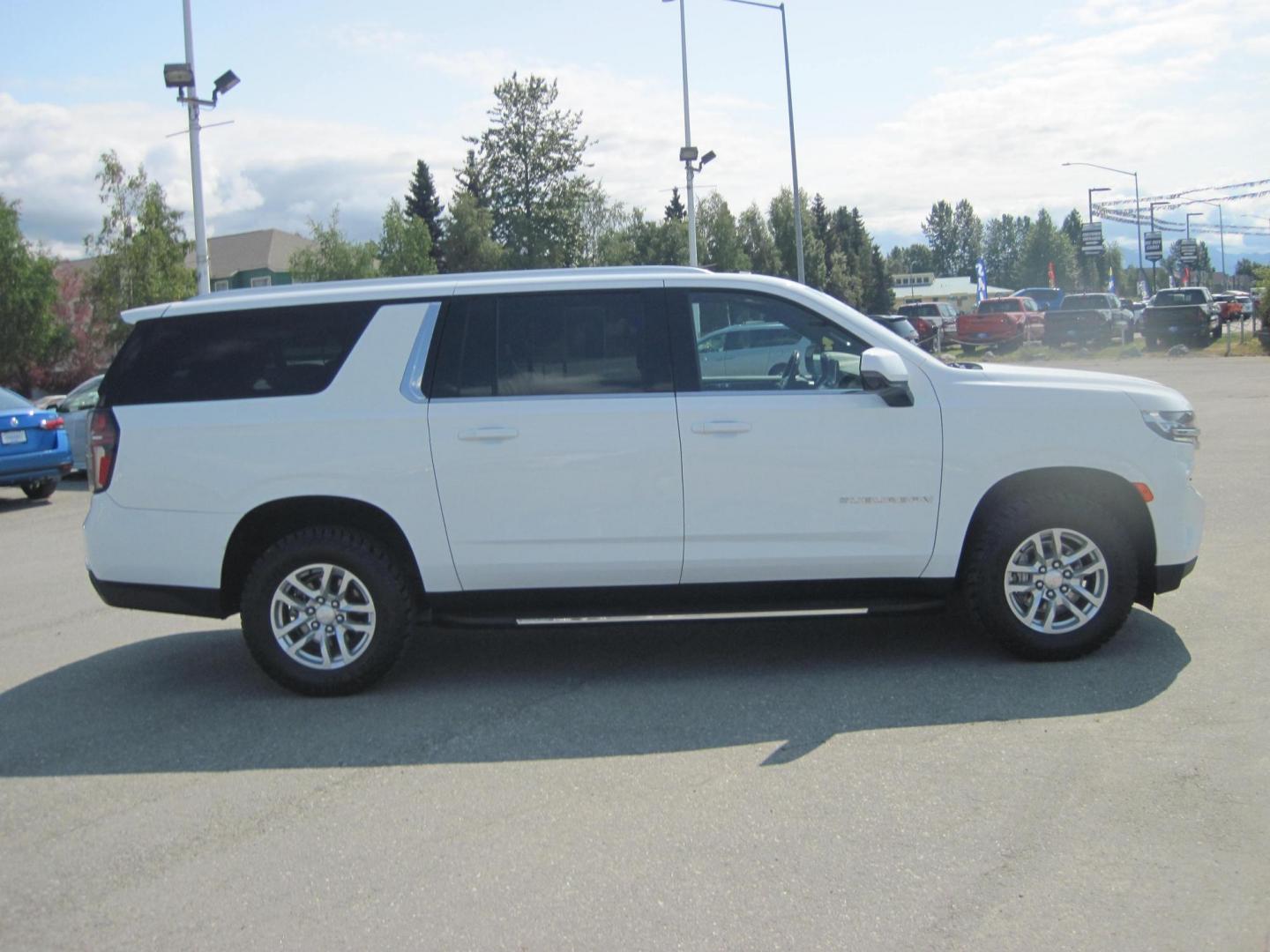 2022 white /gray Chevrolet Suburban LT 4WD (1GNSKCKD1NR) with an 5.3L V8 OHV 16V engine, 10A transmission, located at 9530 Old Seward Highway, Anchorage, AK, 99515, (907) 349-3343, 61.134140, -149.865570 - Really Nice 2022 Chevrolet Suburban come take a test drive - Photo#4