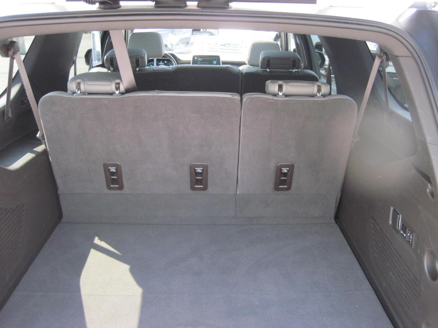 2022 white /gray Chevrolet Suburban LT 4WD (1GNSKCKD1NR) with an 5.3L V8 OHV 16V engine, 10A transmission, located at 9530 Old Seward Highway, Anchorage, AK, 99515, (907) 349-3343, 61.134140, -149.865570 - Really Nice 2022 Chevrolet Suburban come take a test drive - Photo#7