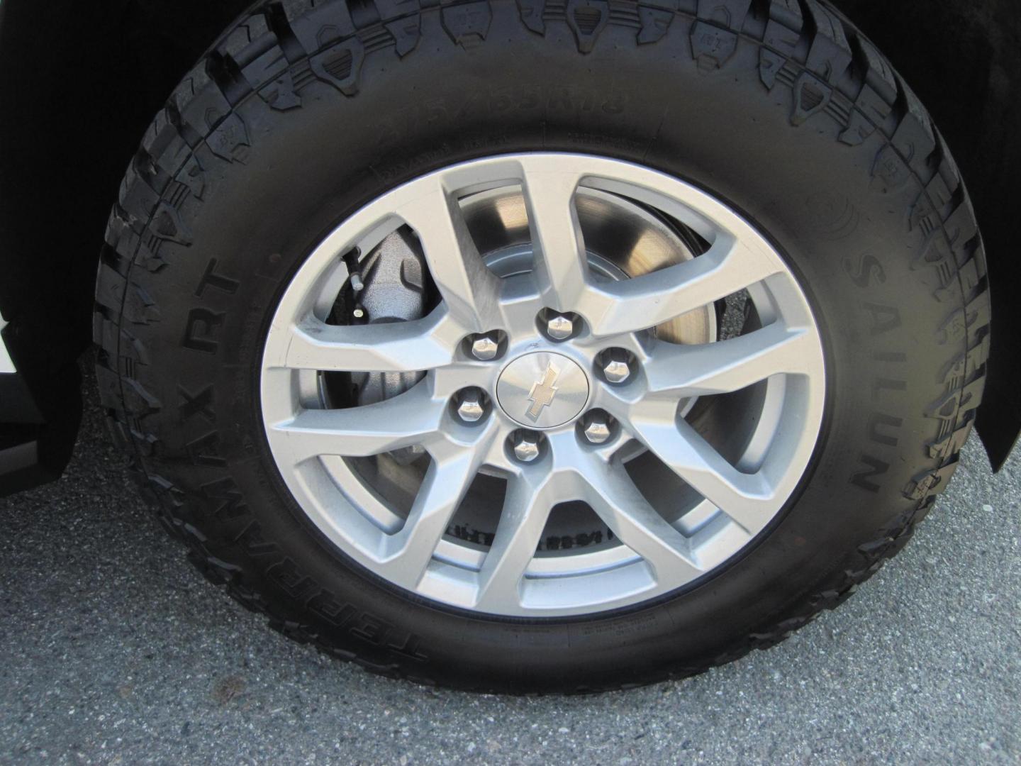 2022 white /gray Chevrolet Suburban LT 4WD (1GNSKCKD1NR) with an 5.3L V8 OHV 16V engine, 10A transmission, located at 9530 Old Seward Highway, Anchorage, AK, 99515, (907) 349-3343, 61.134140, -149.865570 - Really Nice 2022 Chevrolet Suburban come take a test drive - Photo#10