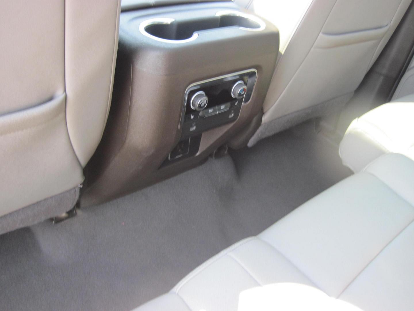 2022 white /gray Chevrolet Suburban LT 4WD (1GNSKCKD1NR) with an 5.3L V8 OHV 16V engine, 10A transmission, located at 9530 Old Seward Highway, Anchorage, AK, 99515, (907) 349-3343, 61.134140, -149.865570 - Really Nice 2022 Chevrolet Suburban come take a test drive - Photo#13