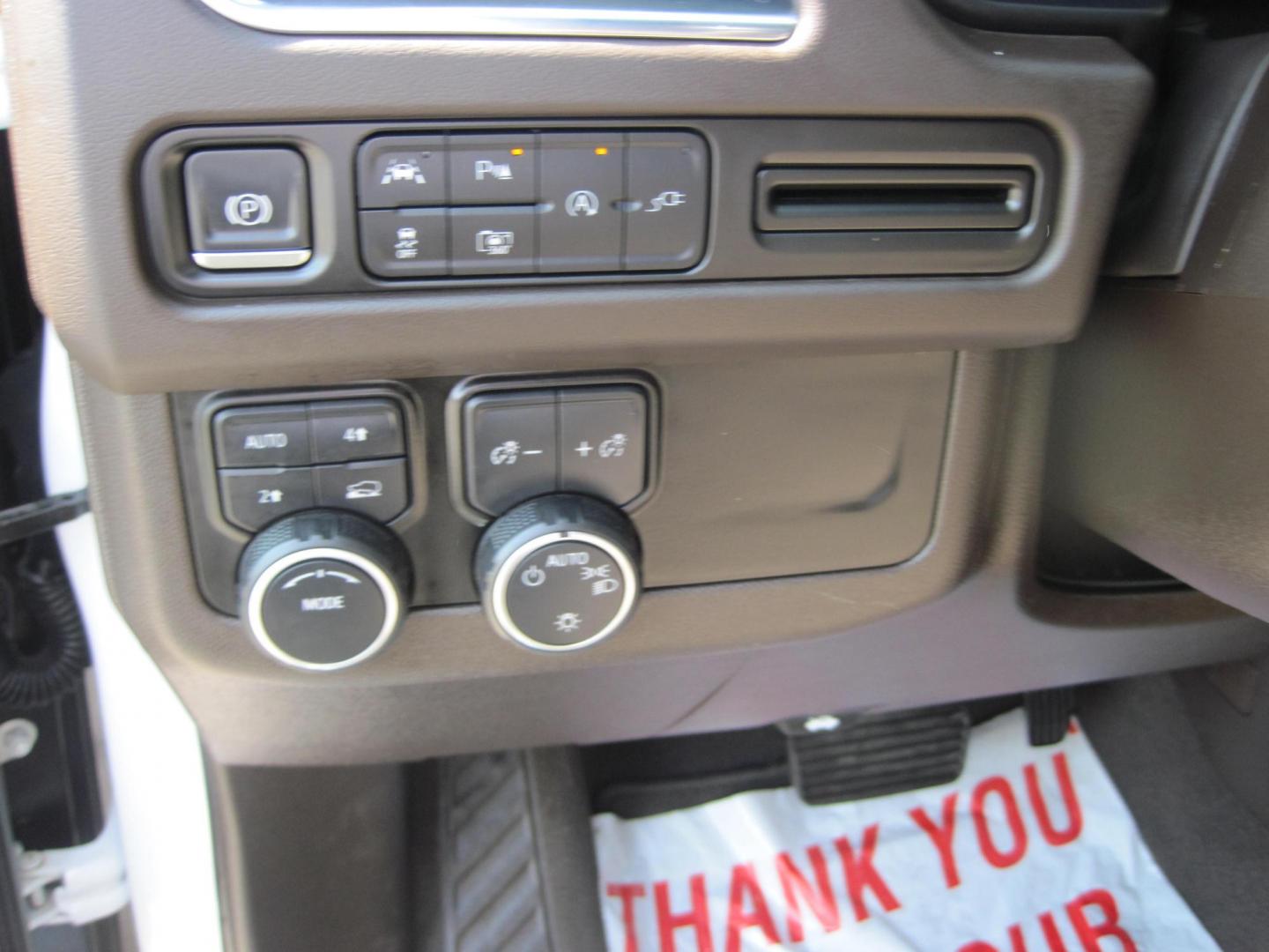 2022 white /gray Chevrolet Suburban LT 4WD (1GNSKCKD1NR) with an 5.3L V8 OHV 16V engine, 10A transmission, located at 9530 Old Seward Highway, Anchorage, AK, 99515, (907) 349-3343, 61.134140, -149.865570 - Really Nice 2022 Chevrolet Suburban come take a test drive - Photo#15