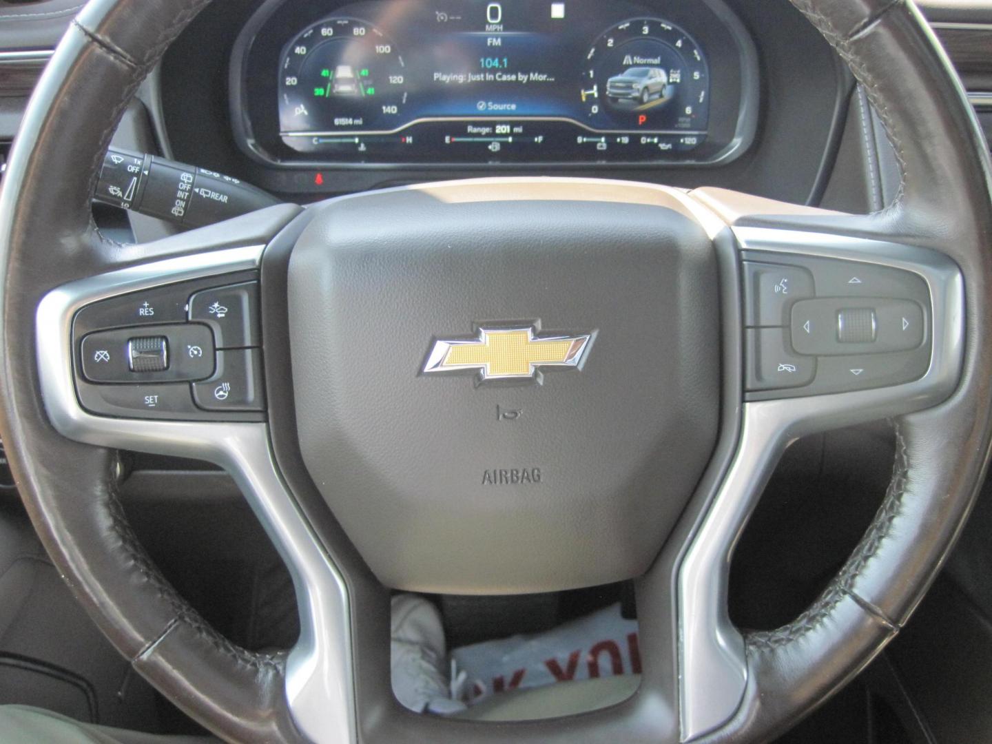 2022 white /gray Chevrolet Suburban LT 4WD (1GNSKCKD1NR) with an 5.3L V8 OHV 16V engine, 10A transmission, located at 9530 Old Seward Highway, Anchorage, AK, 99515, (907) 349-3343, 61.134140, -149.865570 - Really Nice 2022 Chevrolet Suburban come take a test drive - Photo#17