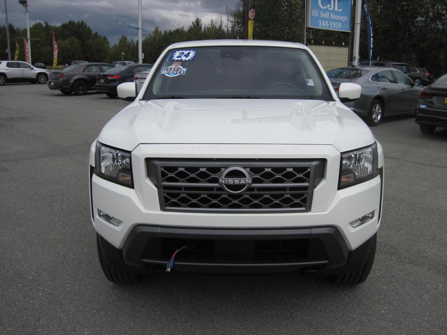 2024 white /black Nissan Frontier S Crew Cab 4WD (1N6ED1EK4RN) with an 3.8L V6 DOHC 24V engine, 9A transmission, located at 9530 Old Seward Highway, Anchorage, AK, 99515, (907) 349-3343, 61.134140, -149.865570 - Photo#2