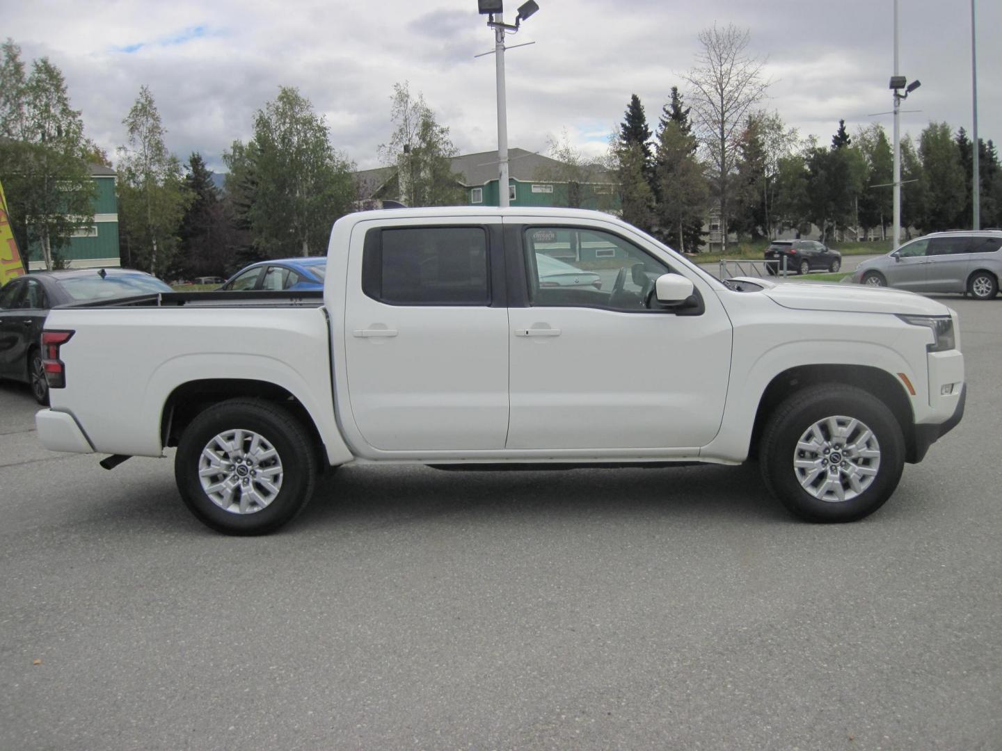 2024 white /black Nissan Frontier S Crew Cab 4WD (1N6ED1EK4RN) with an 3.8L V6 DOHC 24V engine, 9A transmission, located at 9530 Old Seward Highway, Anchorage, AK, 99515, (907) 349-3343, 61.134140, -149.865570 - Photo#4