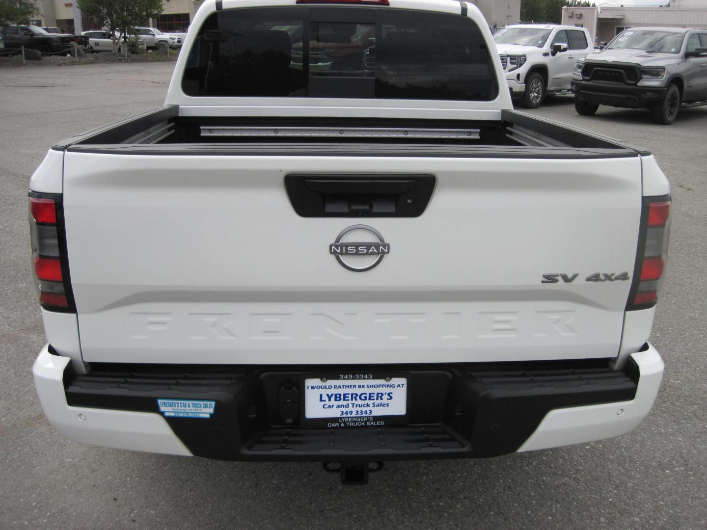 2024 white /black Nissan Frontier S Crew Cab 4WD (1N6ED1EK4RN) with an 3.8L V6 DOHC 24V engine, 9A transmission, located at 9530 Old Seward Highway, Anchorage, AK, 99515, (907) 349-3343, 61.134140, -149.865570 - Photo#5