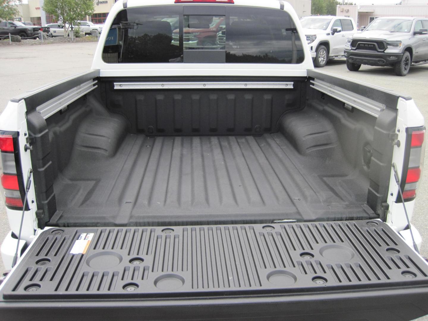 2024 white /black Nissan Frontier S Crew Cab 4WD (1N6ED1EK4RN) with an 3.8L V6 DOHC 24V engine, 9A transmission, located at 9530 Old Seward Highway, Anchorage, AK, 99515, (907) 349-3343, 61.134140, -149.865570 - Photo#6